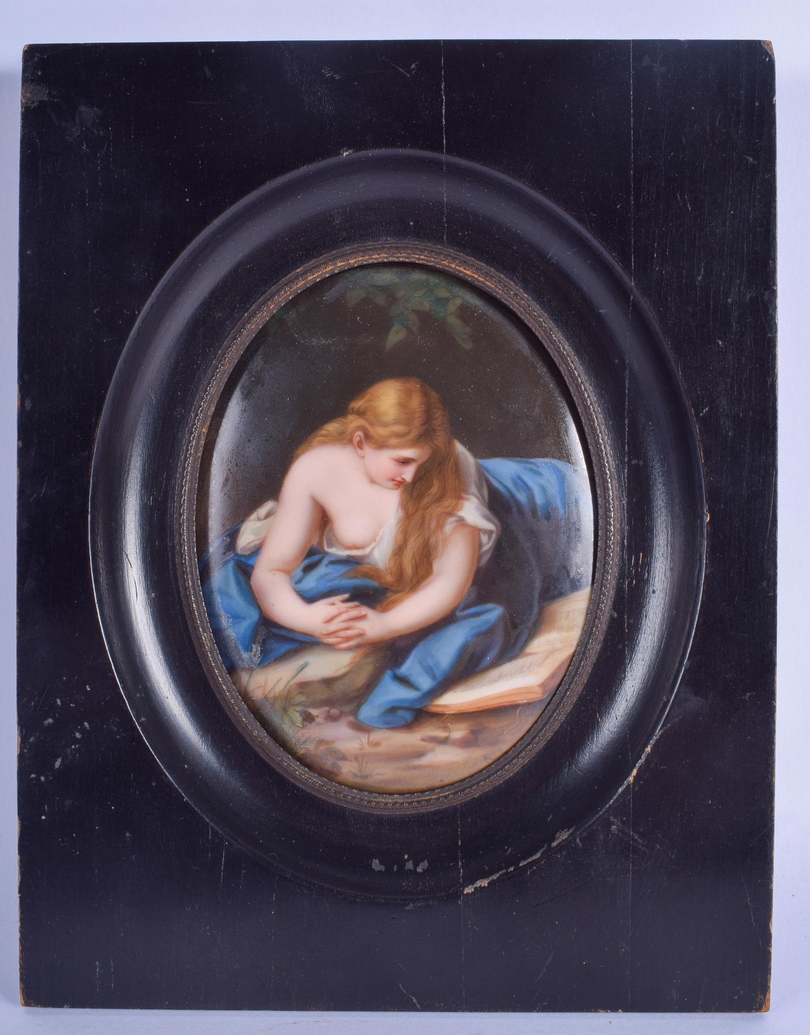 AN ANTIQUE GERMAN DRESDEN PORCELAIN PLAQUE depicting a: AN ANTIQUE GERMAN DRESDEN PORCELAIN PLAQUE depicting a pretty female reclining. Porcelain 10 cm x 12 cm.