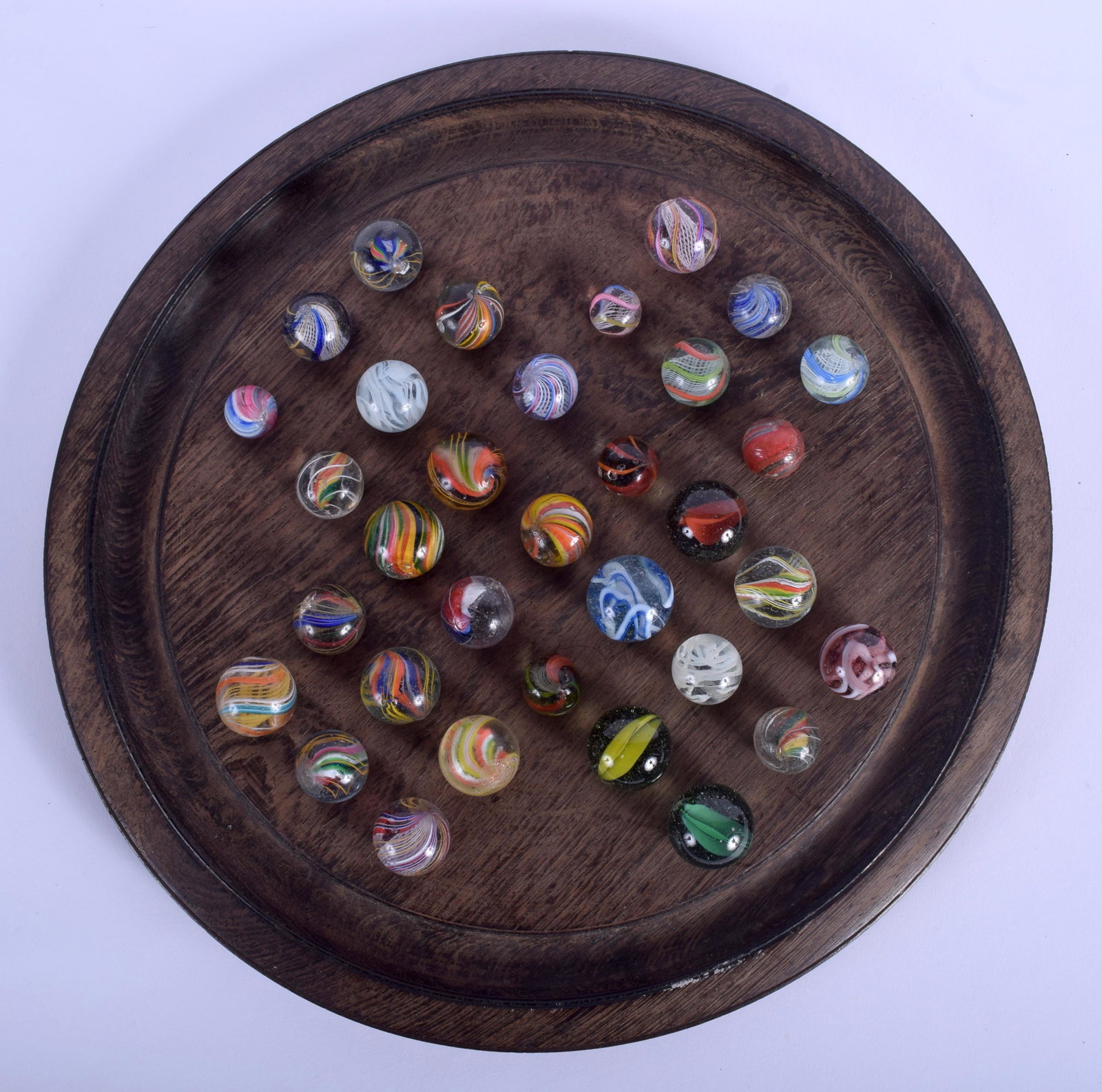 VICTORIAN SOLITAIRE MARBLES upon a stand. Largest 2.5: VICTORIAN SOLITAIRE MARBLES upon a stand. Largest 2.5 cm wide. (33)