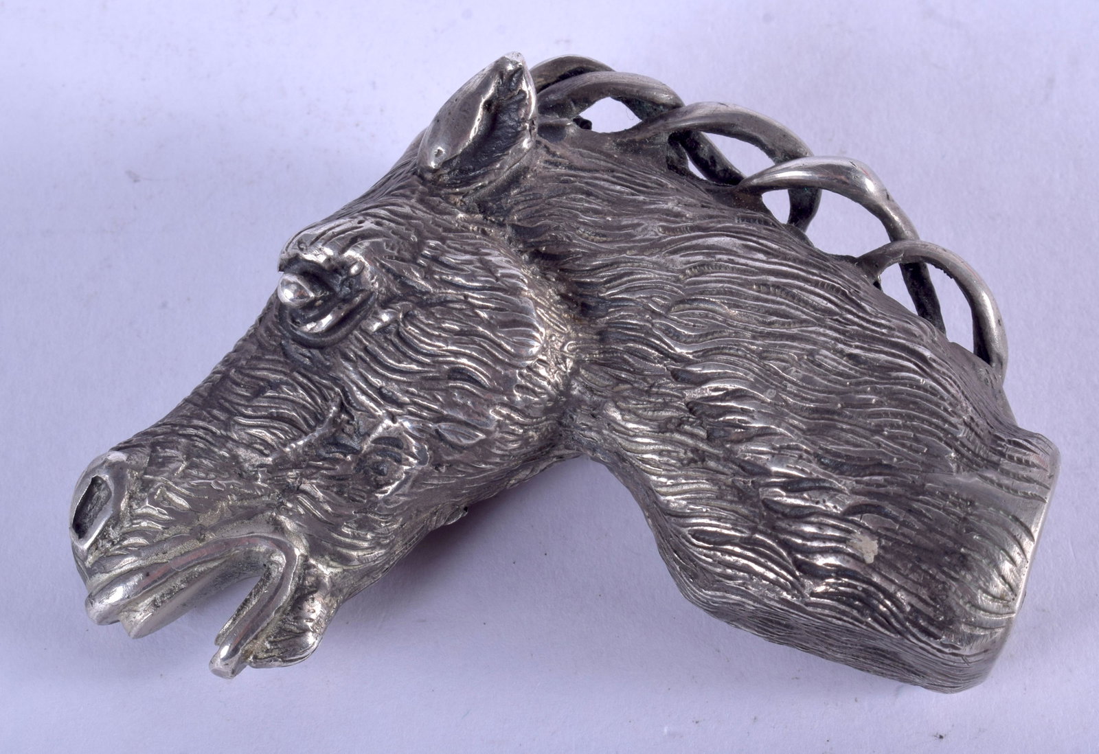 A 1950S STERLING SILVER HORSE HEAD CANE HANDLE. 110: A 1950S STERLING SILVER HORSE HEAD CANE HANDLE. 110 grams. 7 cm x 7 cm.