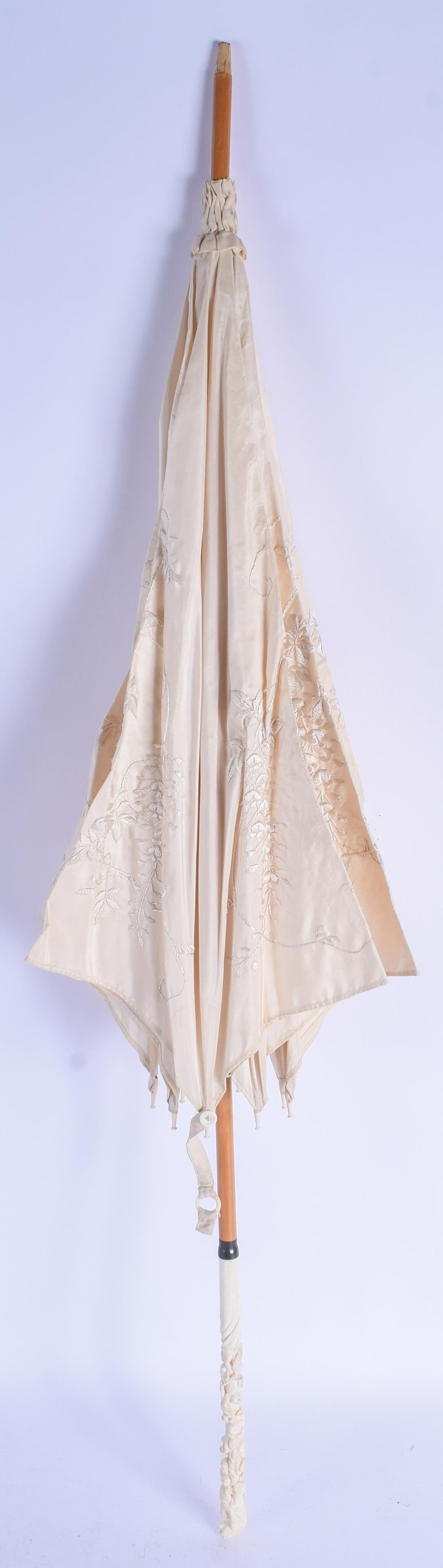 A 19TH CENTURY JAPANESE MEIJI PERIOD CARVED I PARASOL.: A 19TH CENTURY JAPANESE MEIJI PERIOD CARVED I PARASOL. 90 cm long.
