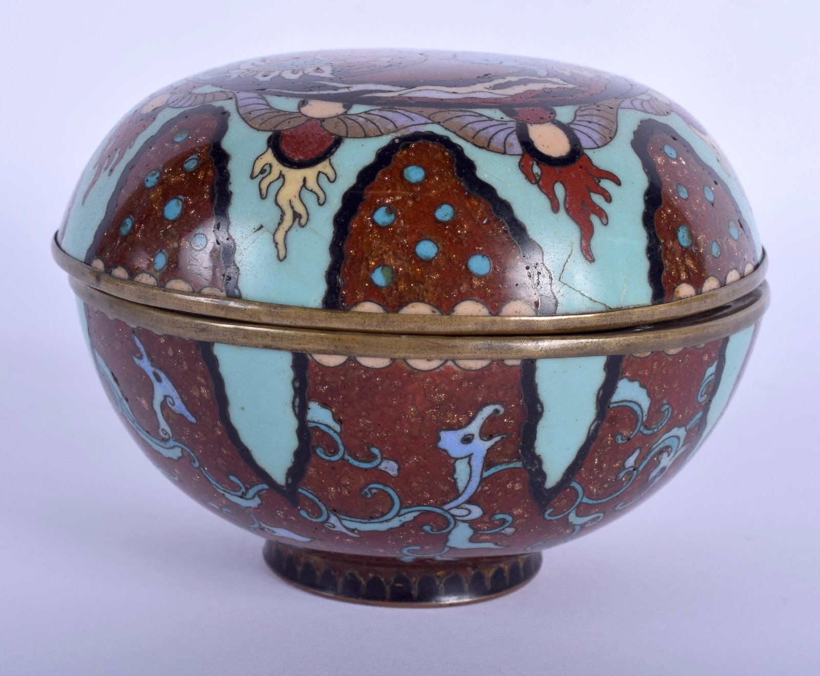 AN EARLY 20TH CENTURY JAPANESE MEIJI PERIOD CLOISONNE: AN EARLY 20TH CENTURY JAPANESE MEIJI PERIOD CLOISONNE ENAMEL BOX AND COVER. 10 cm wide.