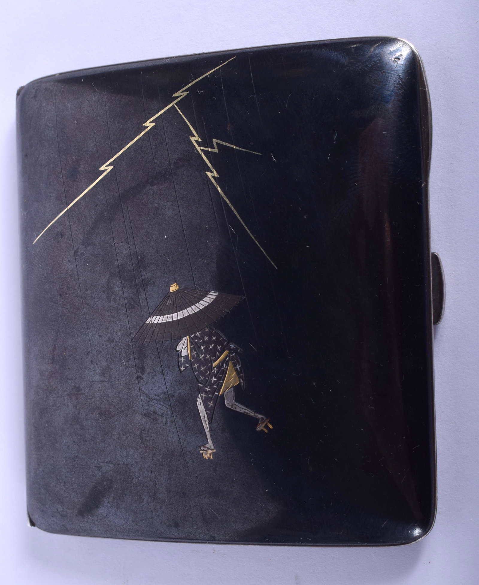 A LOVELY EARLY 20TH CENTURY JAPANESE MEIJI PERIOD: A LOVELY EARLY 20TH CENTURY JAPANESE MEIJI PERIOD KURODA BRONZE CIGARETTE CASE depicting a roaming figure. 7.5 cm x 8 cm.