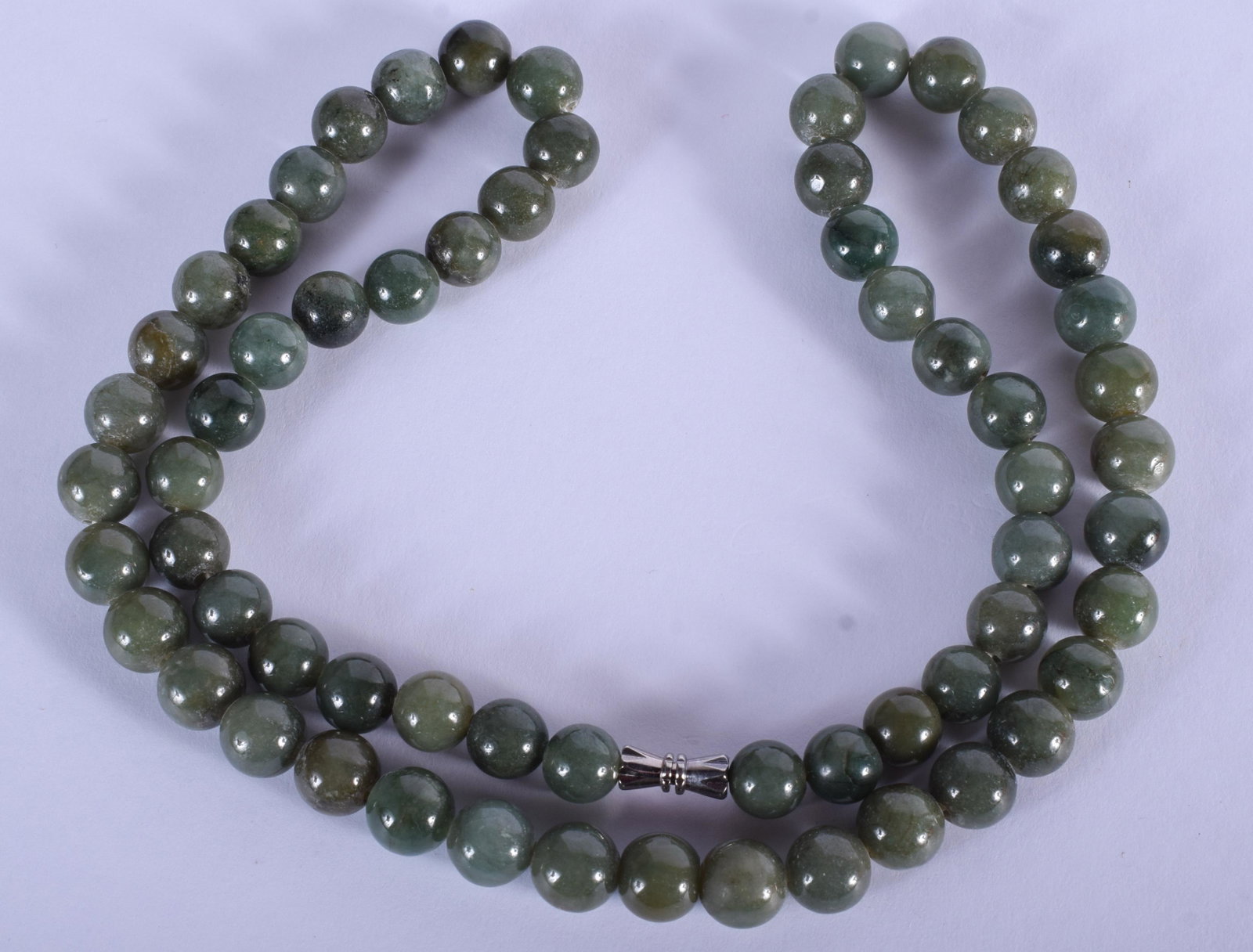 A CHINESE JADEITE NECKLACE. 46 cm long.: A CHINESE JADEITE NECKLACE. 46 cm long.