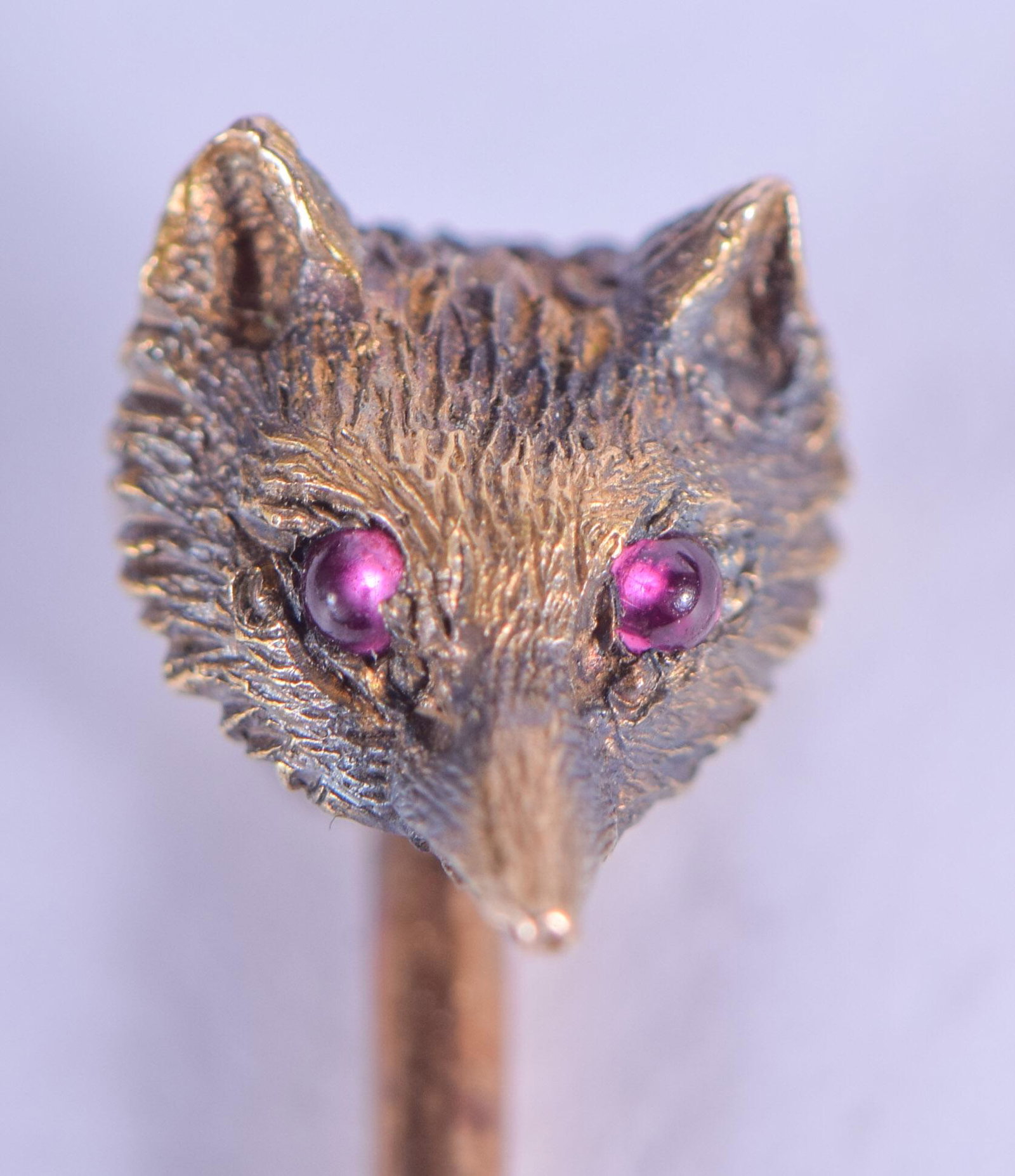 AN ANTIQUE 9CT GOLD FOX HEAD TIE PIN. 1.5 grams.: AN ANTIQUE 9CT GOLD FOX HEAD TIE PIN. 1.5 grams.