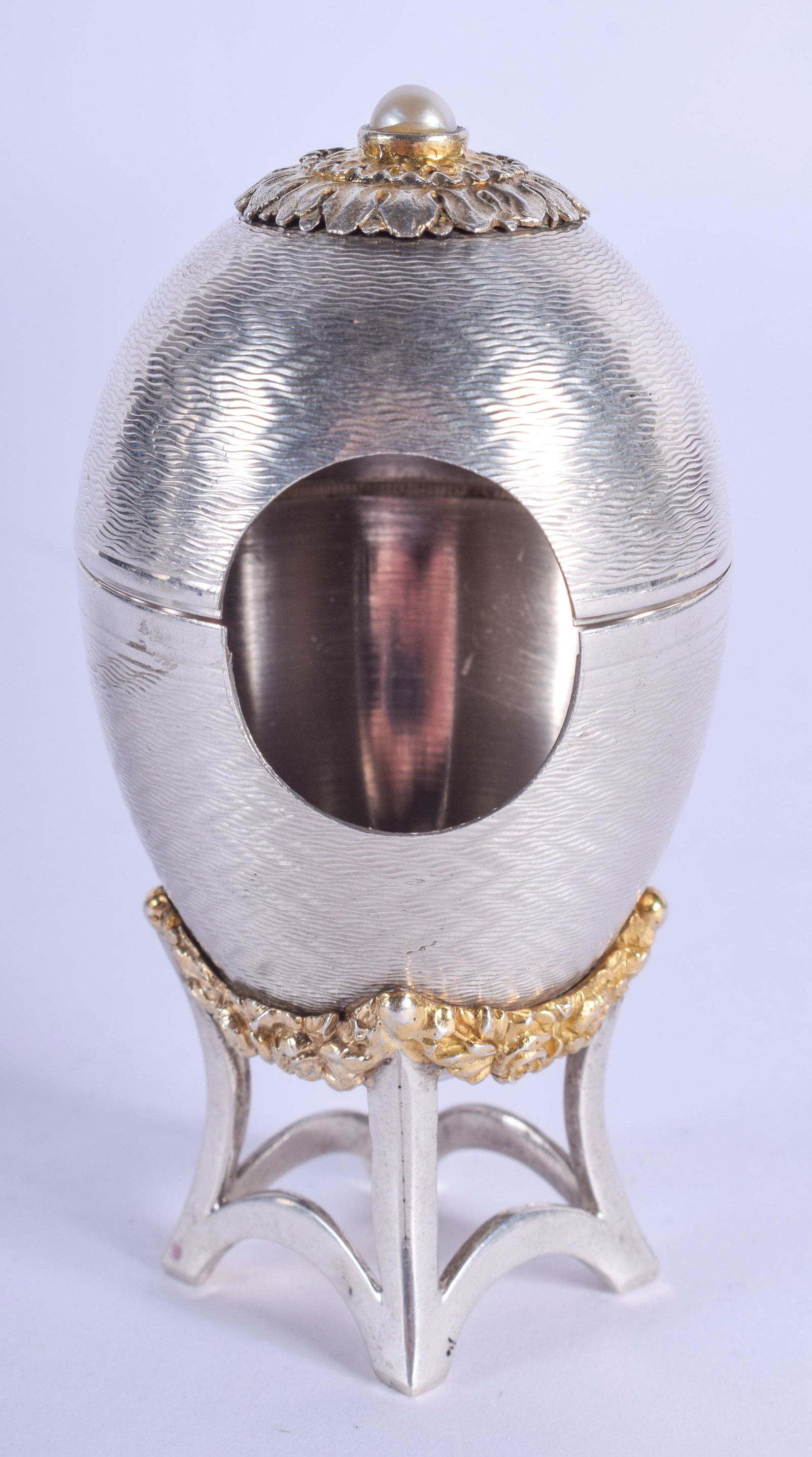 A 1980S SILVER AND PEARL EGG. London 1983. 2.3 oz. 8 cm: A 1980S SILVER AND PEARL EGG. London 1983. 2.3 oz. 8 cm high.