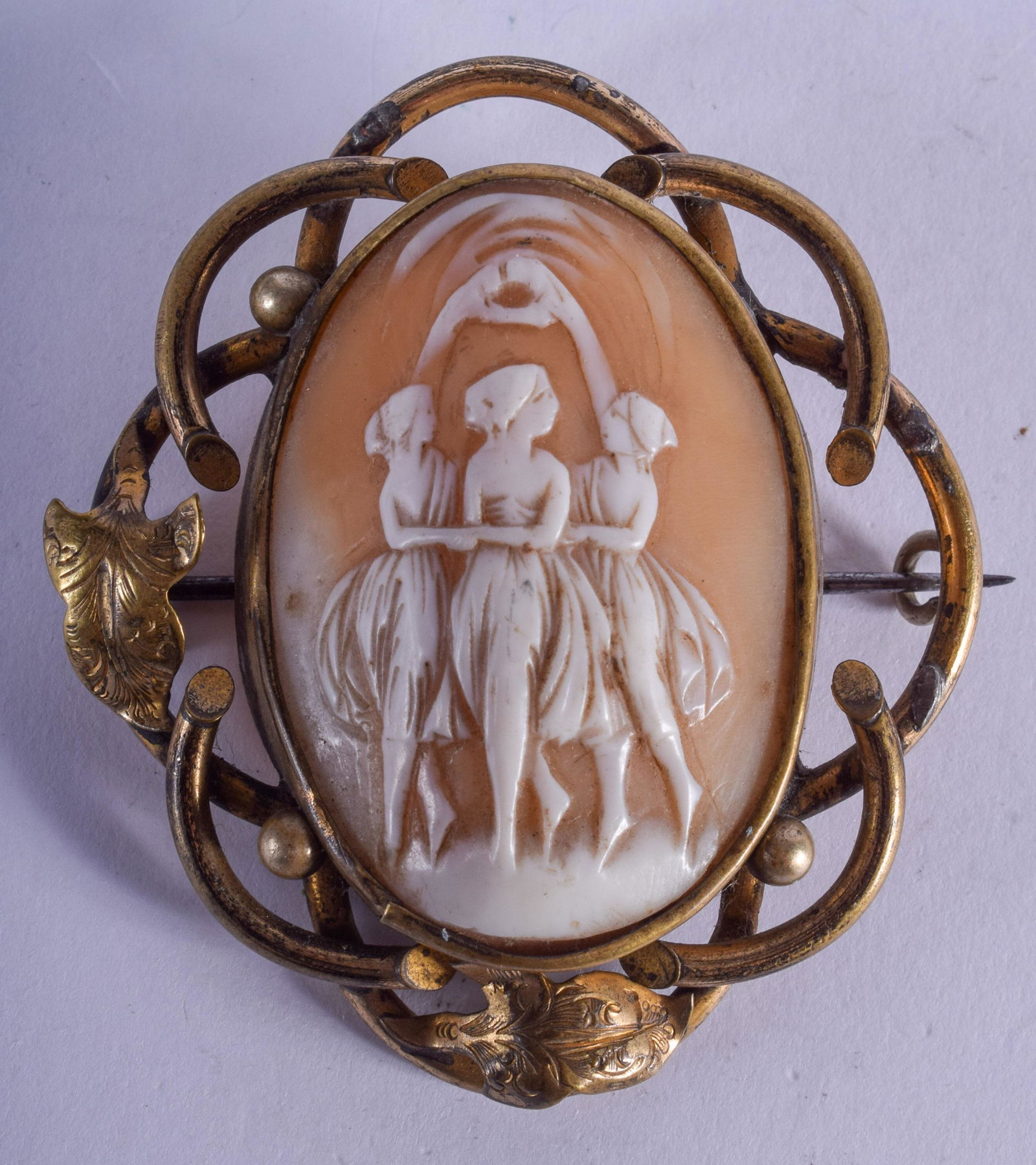 AN ANTIQUE CAMEO BROOCH. 4.75 cm x 5.5 cm. (1 of 2)