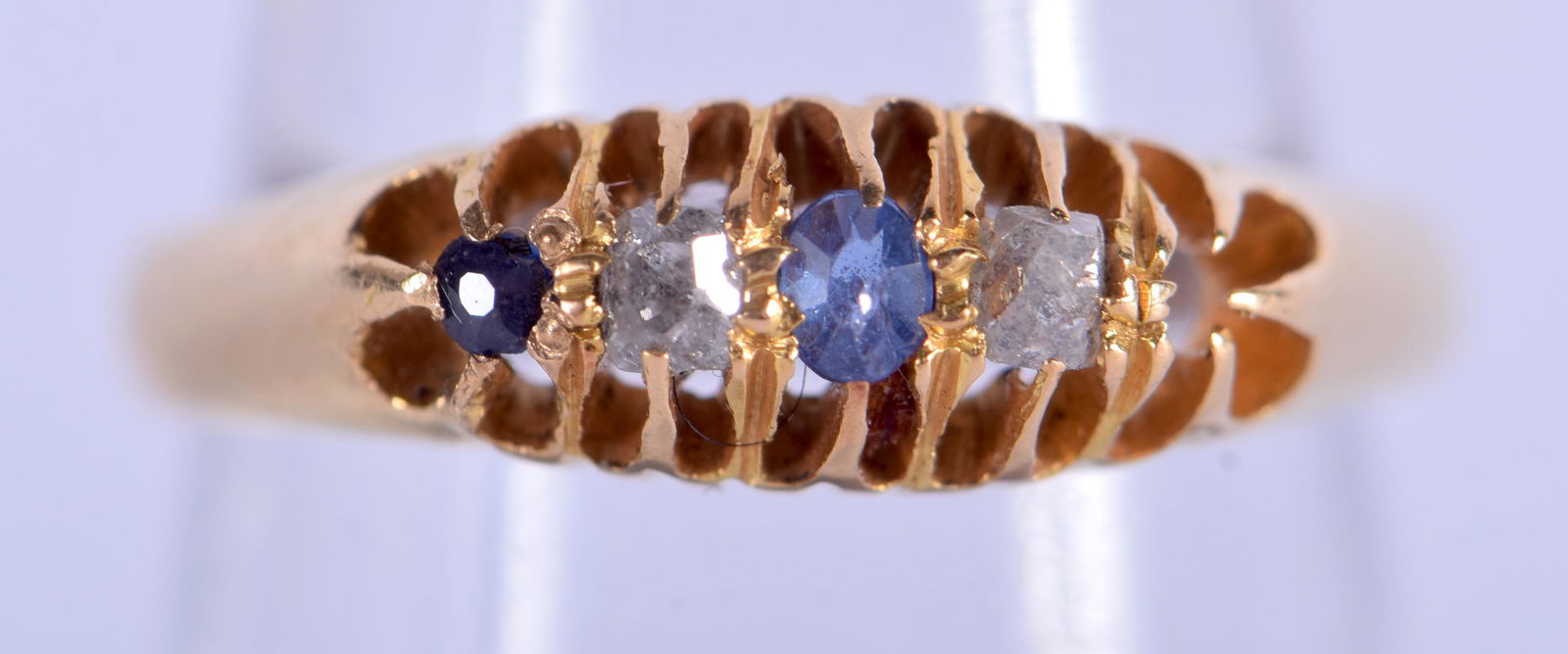 AN ANTIQUE 18CT GOLD DIAMOND AND SAPPHIRE RING. 2.8 (1 of 3)