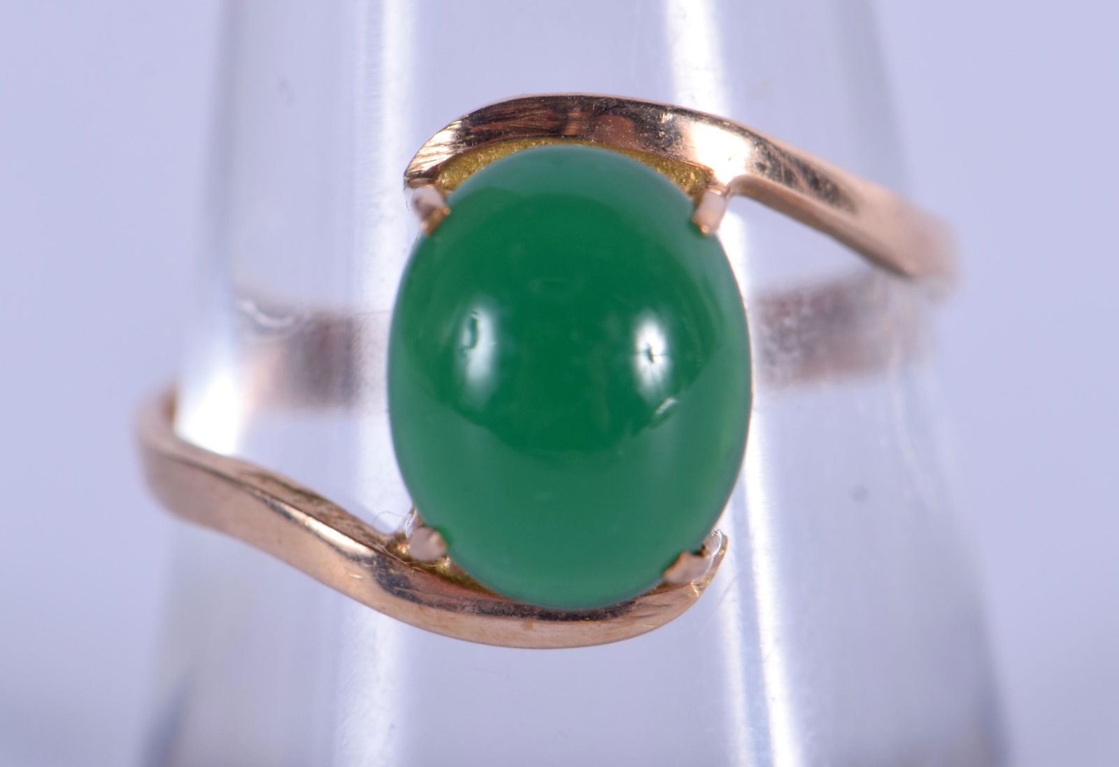 A 9CT GOLD AND APPLE JADE RING. 2.4 grams. P.: A 9CT GOLD AND APPLE JADE RING. 2.4 grams. P.