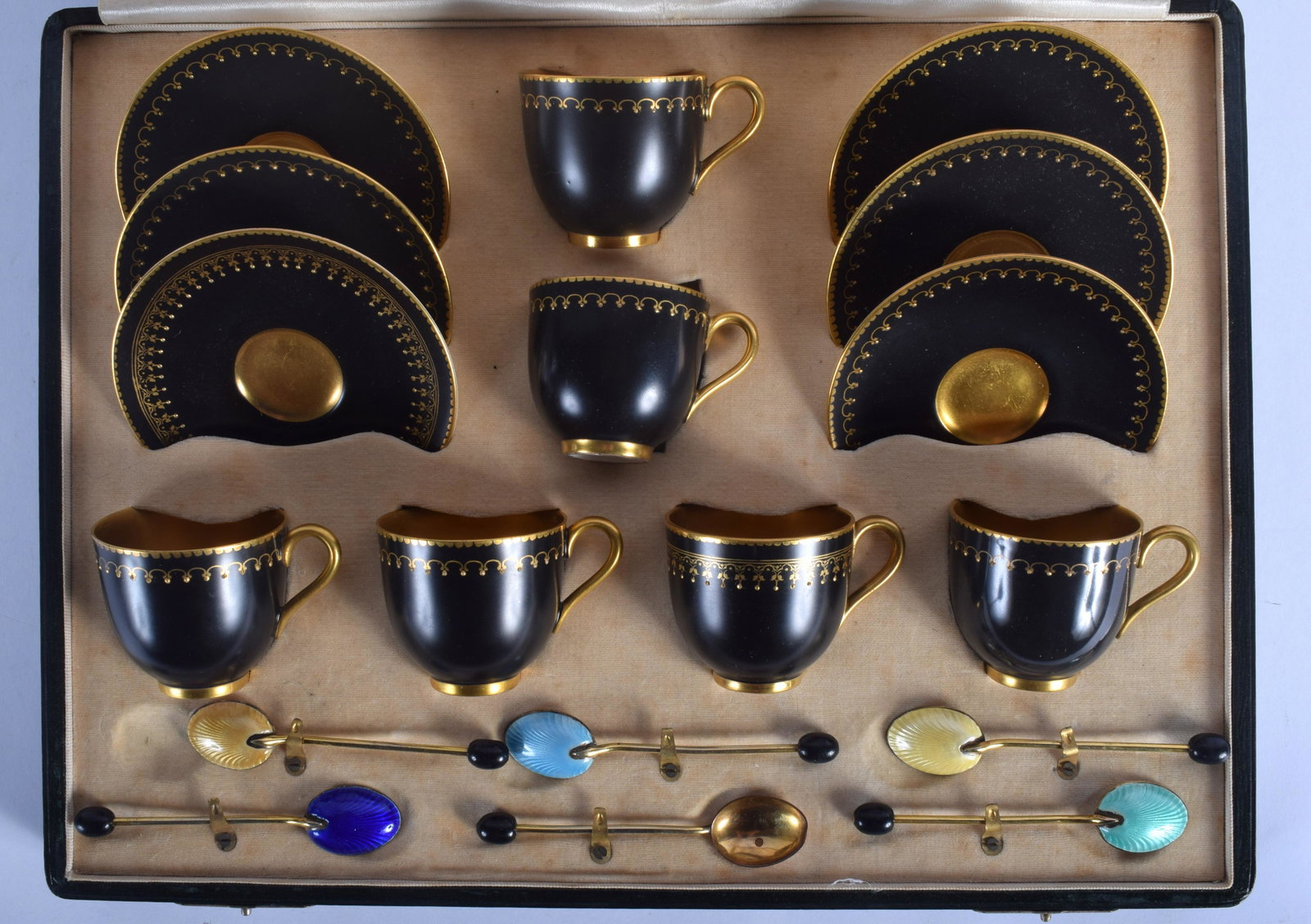 A LOVELY ANTIQUE ROYAL WORCESTER PORCELAIN SET OF CUPS: A LOVELY ANTIQUE ROYAL WORCESTER PORCELAIN SET OF CUPS AND SAUCERS with gilded coffee spoons. (18)