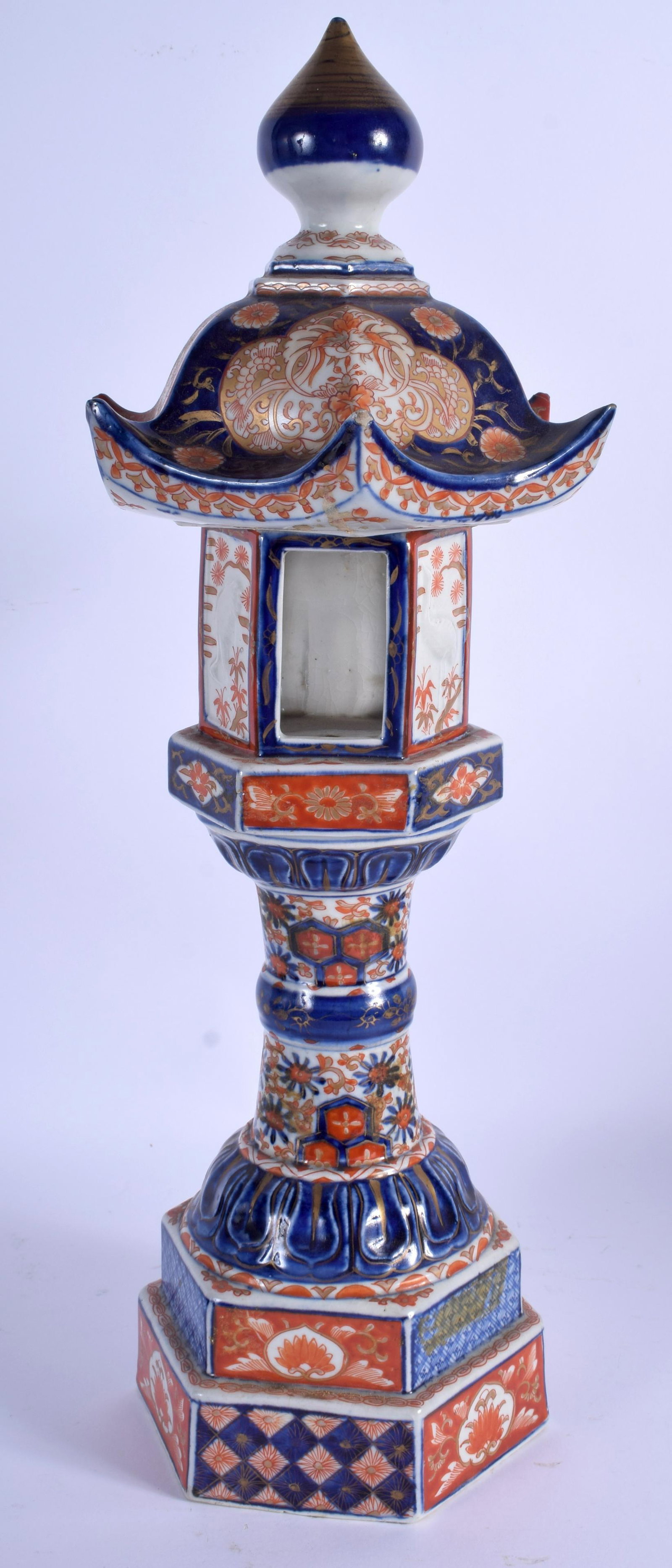 A LARGE 19TH CENTURY JAPANESE MEIJI PERIOD IMARI TEMPLE: A LARGE 19TH CENTURY JAPANESE MEIJI PERIOD IMARI TEMPLE VASE AND COVER. 46 cm high.