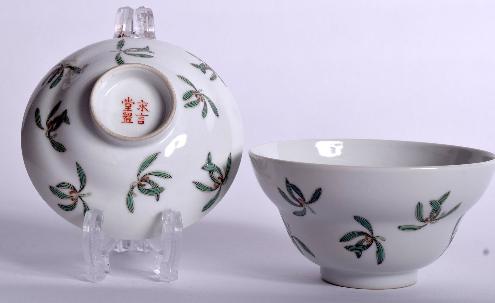 AN EARLY 20TH CENTURY CHINESE FAMILLE ROSE BOWL AND: AN EARLY 20TH CENTURY CHINESE FAMILLE ROSE BOWL AND COVER, painted with floral sprays. 11 cm wide.