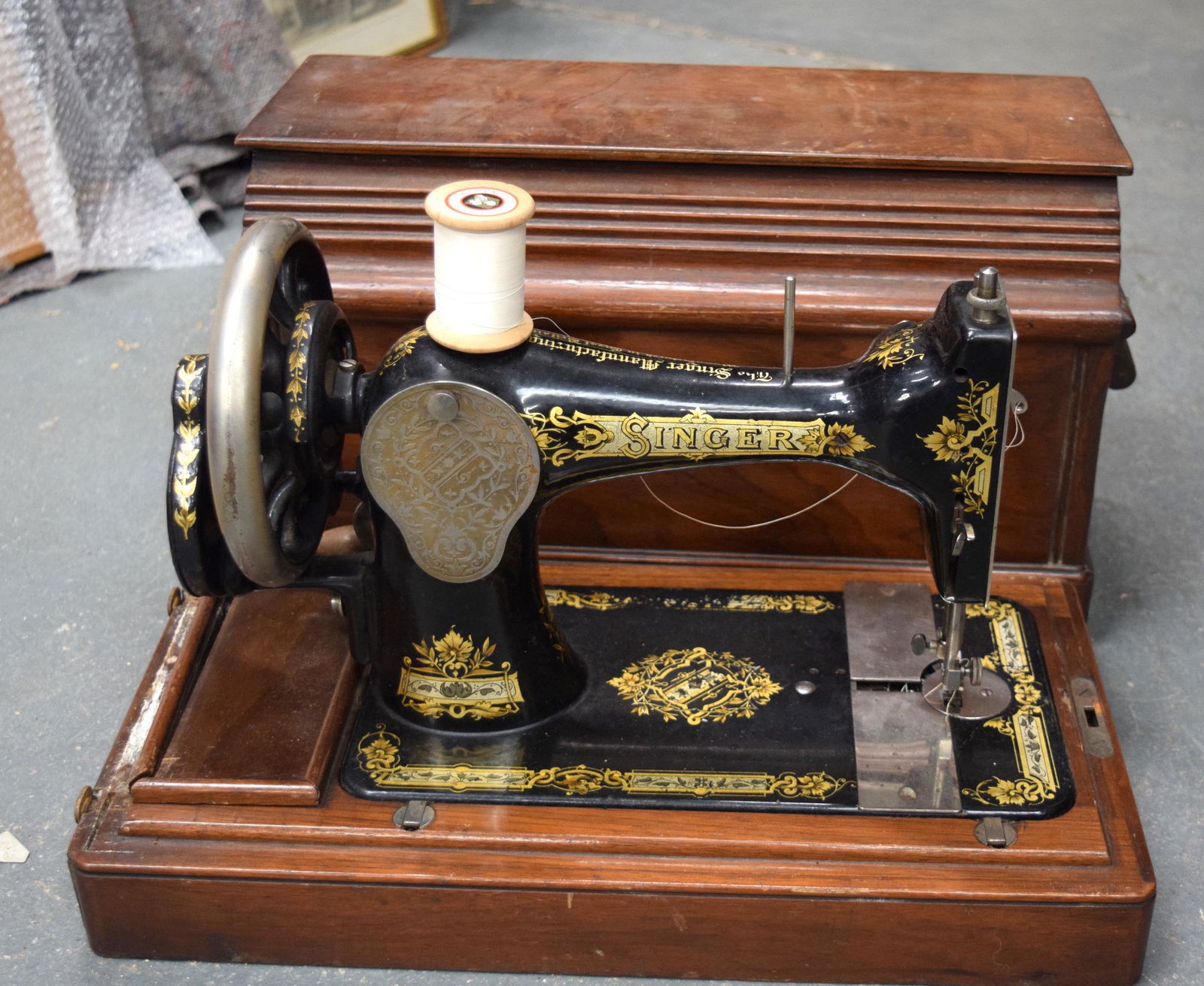 A VINTAGE SINGER SEWING MACHINE, with original case. 44 (1 of 1)