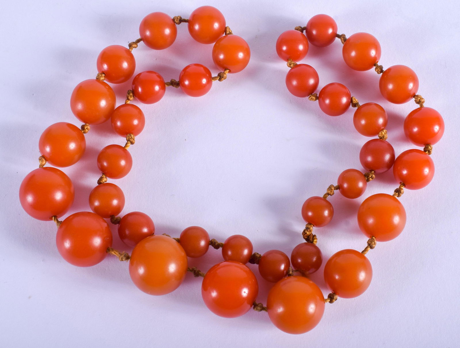 AN EARLY 20TH CENTURY EUROPEAN AMBER TYPE NECKLACE. 60 (1 of 2)