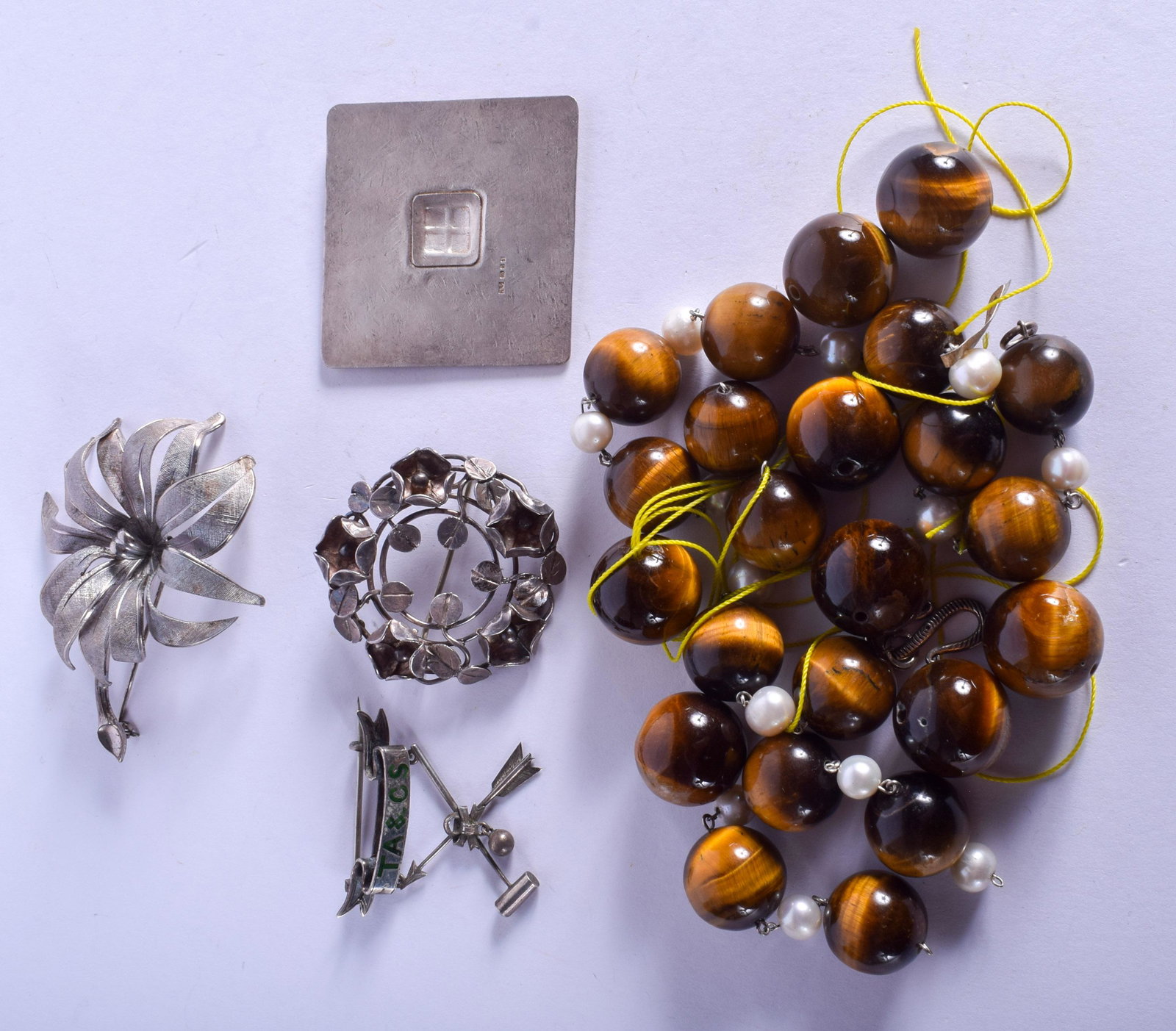 A TIGERS EYE NECKLACE together with silver brooches: A TIGERS EYE NECKLACE together with silver brooches etc. (4)