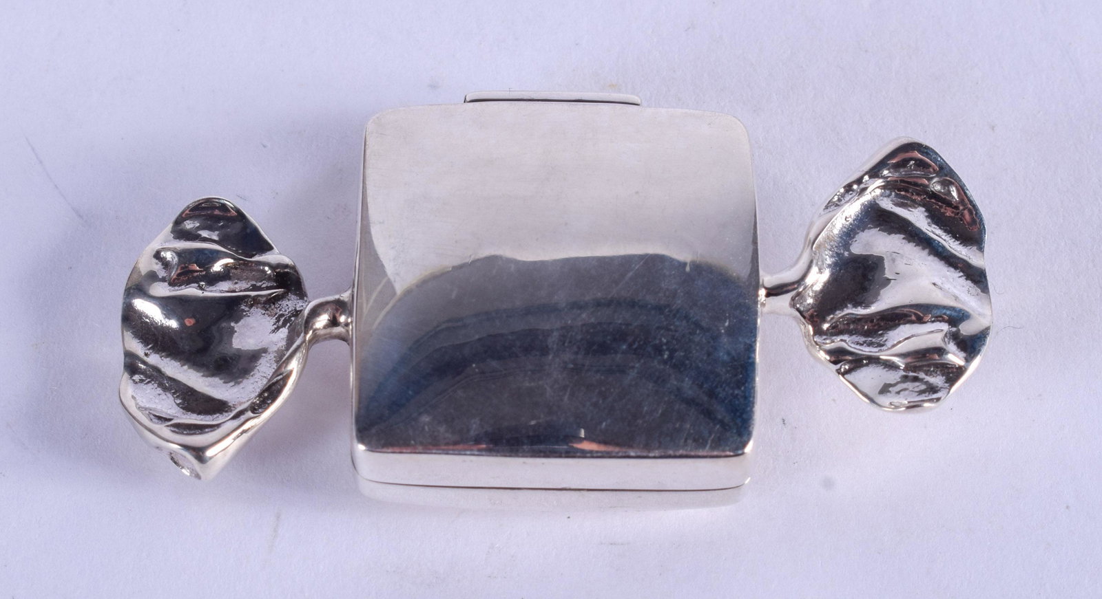 A SILVER SWEETIE BOX. 4 cm wide.: A SILVER SWEETIE BOX. 4 cm wide.