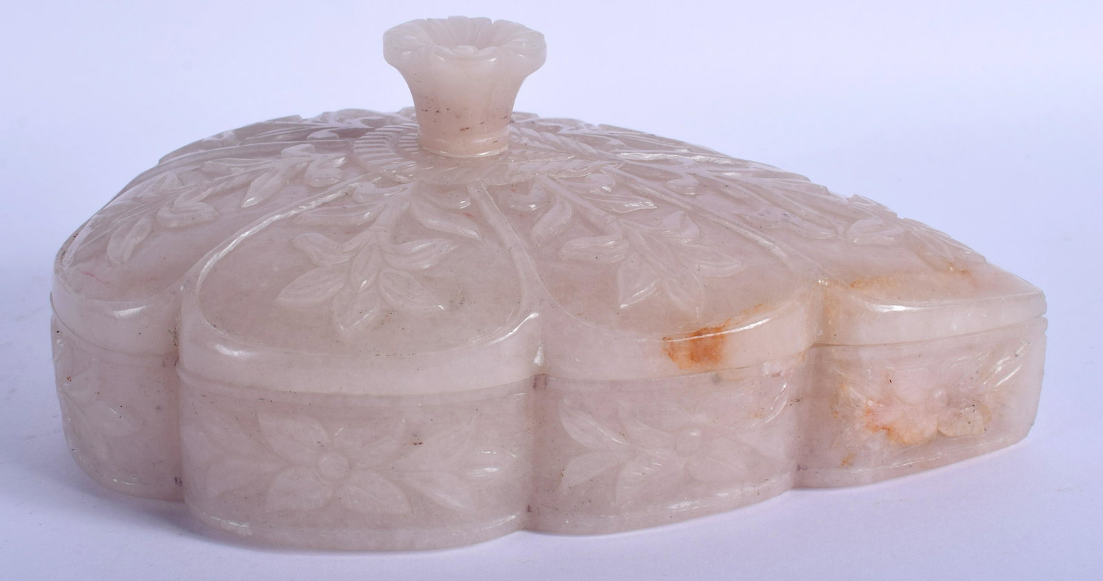 AN MUGHAL JADE BOX, lobed in form with flower finial.: AN MUGHAL JADE BOX, lobed in form with flower finial. 19 cm x 14 cm.