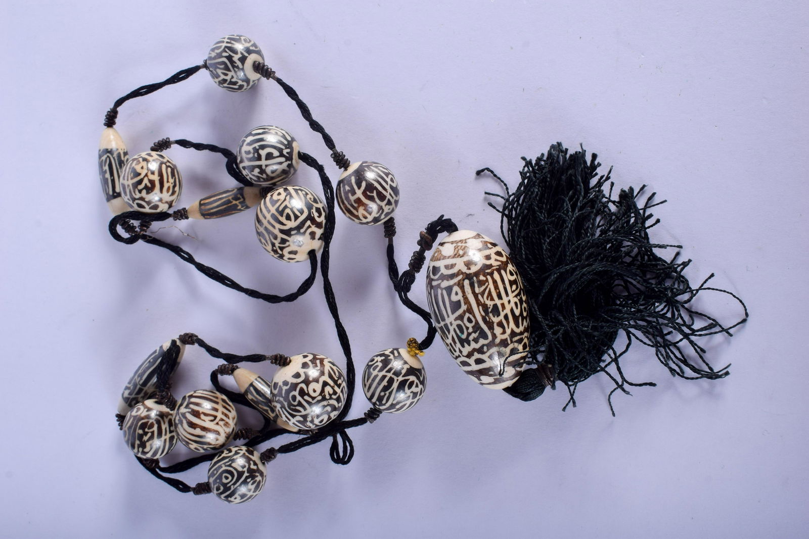 AN ANTIQUE MIDDLE EASTERN CARVED IVORY KUFIC NECKLACE.: AN ANTIQUE MIDDLE EASTERN CARVED IVORY KUFIC NECKLACE. 90 cm long.