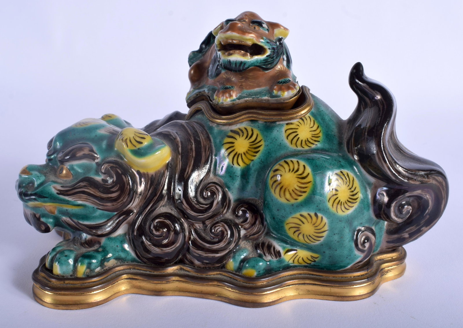 A LOVELY EARLY 19TH CENTURY FRANCO JAPANESE AO KUTANI: A LOVELY EARLY 19TH CENTURY FRANCO JAPANESE AO KUTANI INKWELL modelled as a recumbent beast. 18 cm x 9 cm.