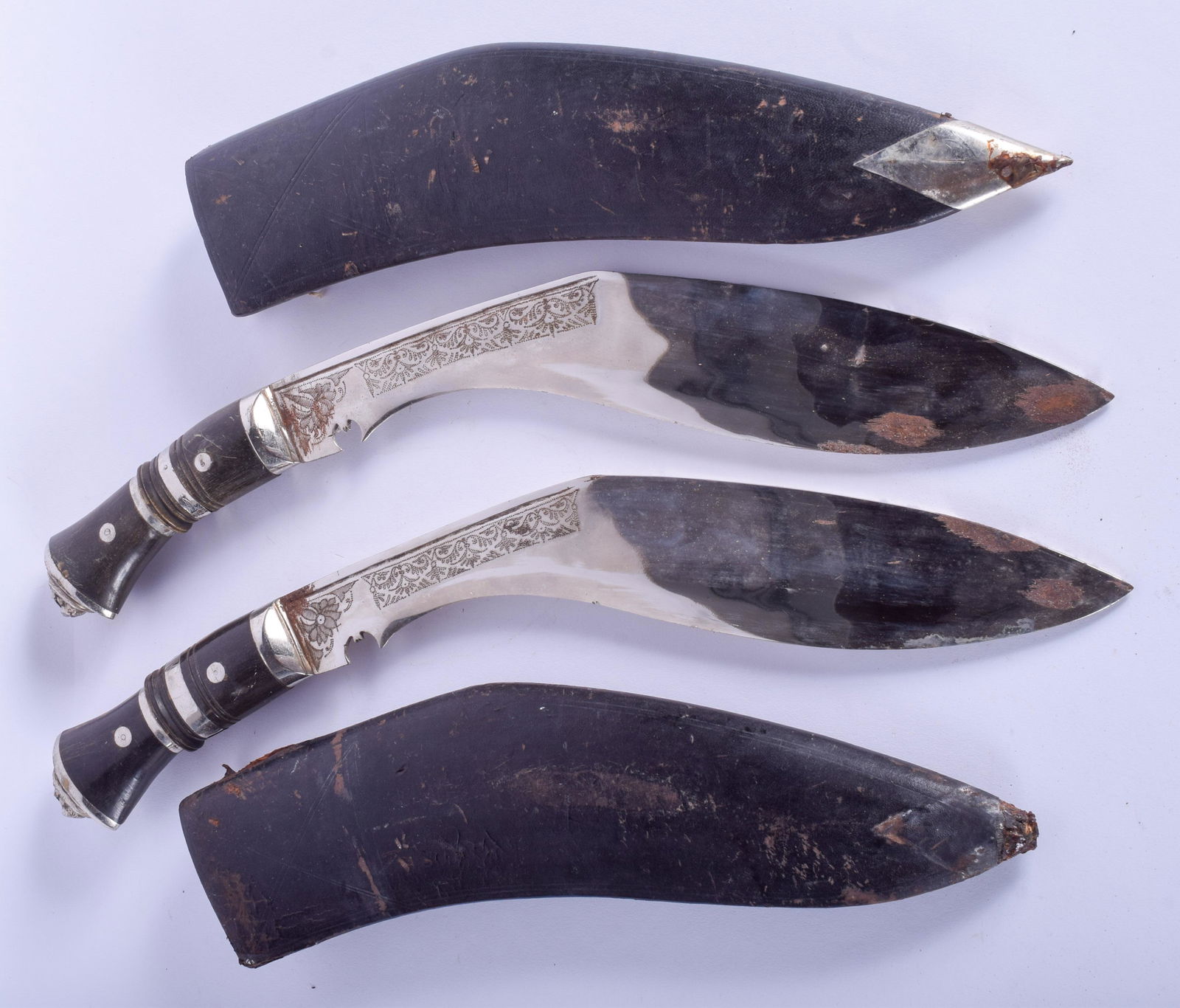 A PAIR OF ANTIQUE ISLAMIC MIDDLE EASTERN RHINOCEROS: A PAIR OF ANTIQUE ISLAMIC MIDDLE EASTERN RHINOCEROS HORN HANDLED DAGGERS. 44 cm long.