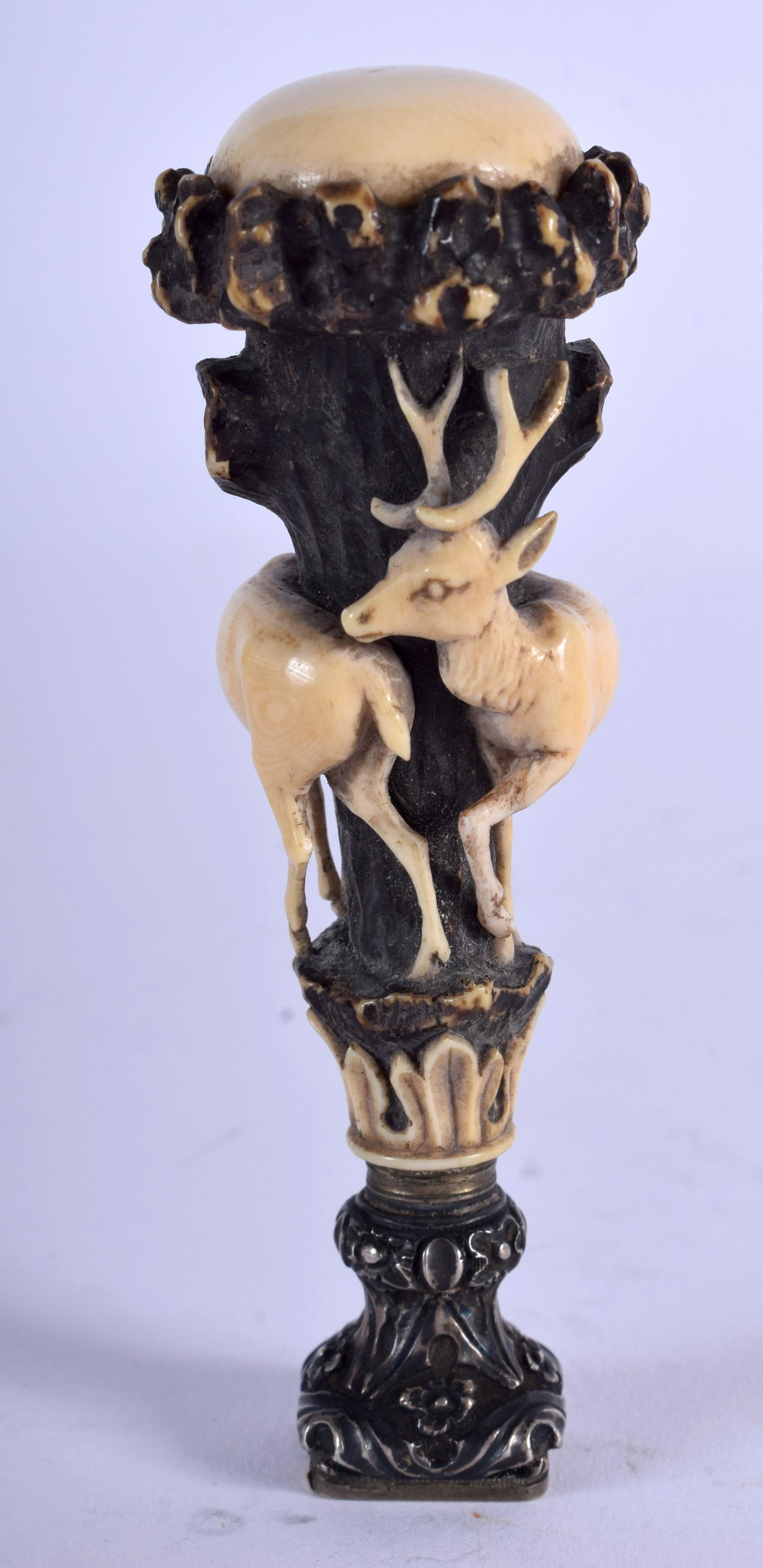 A 19TH CENTURY BAVARIAN BLACK FOREST CARVED BONE AND: A 19TH CENTURY BAVARIAN BLACK FOREST CARVED BONE AND HORN SEAL decorated with stags. 9.5 cm high.