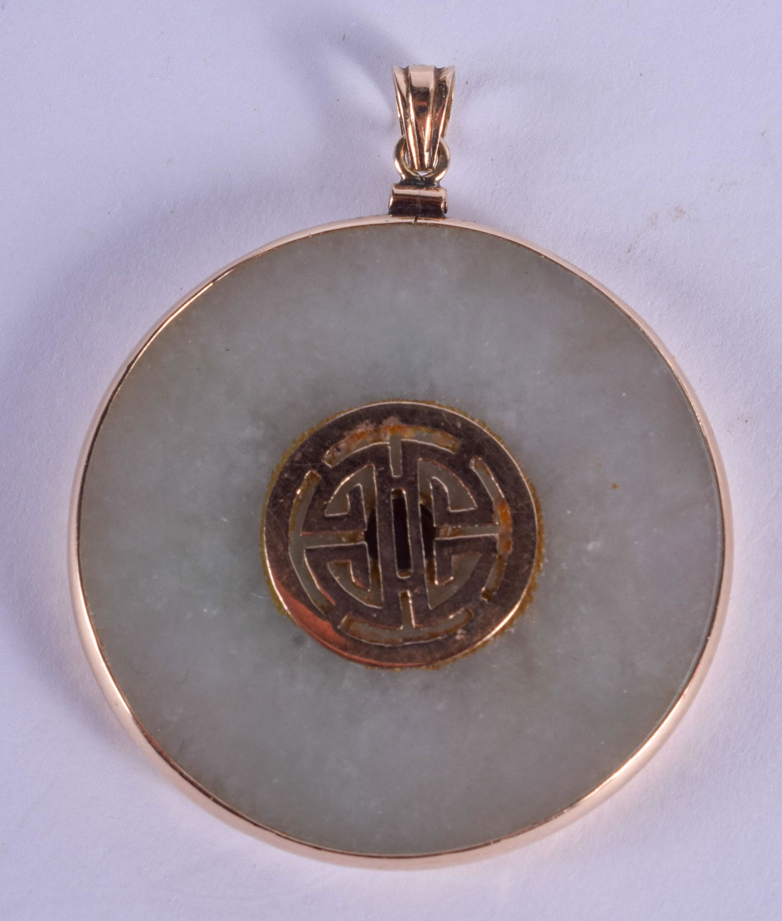 AN EARLY 20TH CENTURY CHINESE GOLD AND JADE PENDANT (1 of 2)