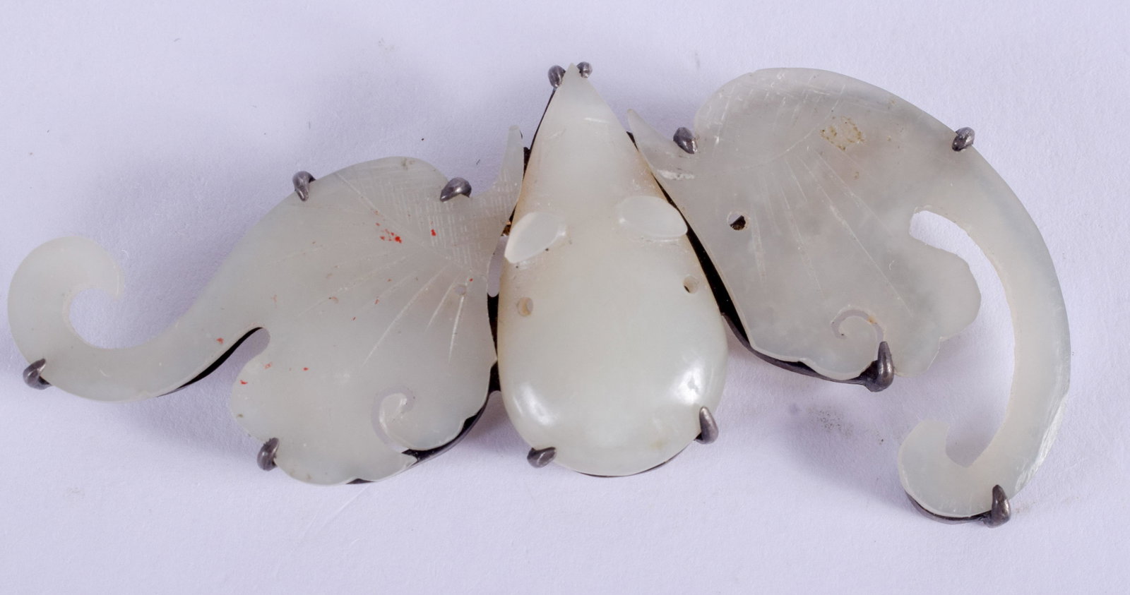 AN EARLY 20TH CENTURY CHINESE CARVED JADE AND SILVER: AN EARLY 20TH CENTURY CHINESE CARVED JADE AND SILVER BAT BROOCH. 7.5 cm x 3 cm.