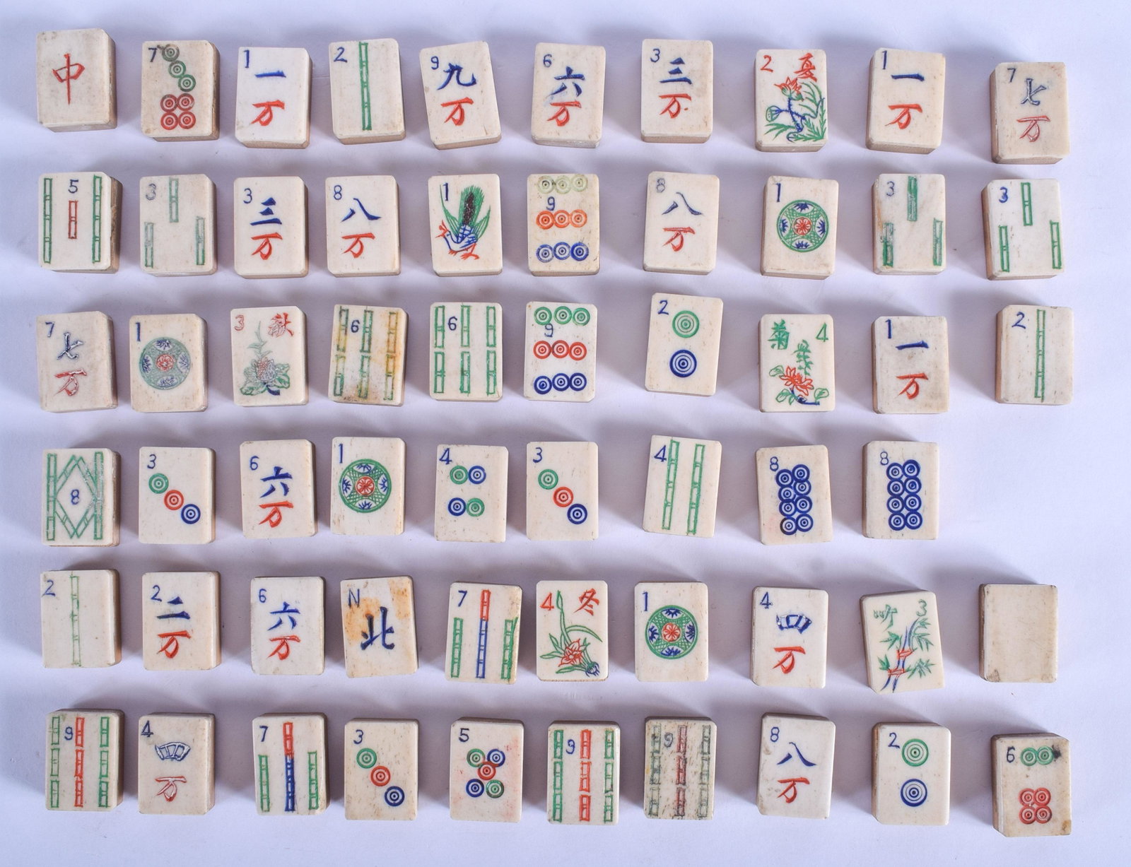 ASSORTED VINTAGE CHINESE CARVED BONE AND BAMBOO MAHJONG: ASSORTED VINTAGE CHINESE CARVED BONE AND BAMBOO MAHJONG COUNTERS. (qty)