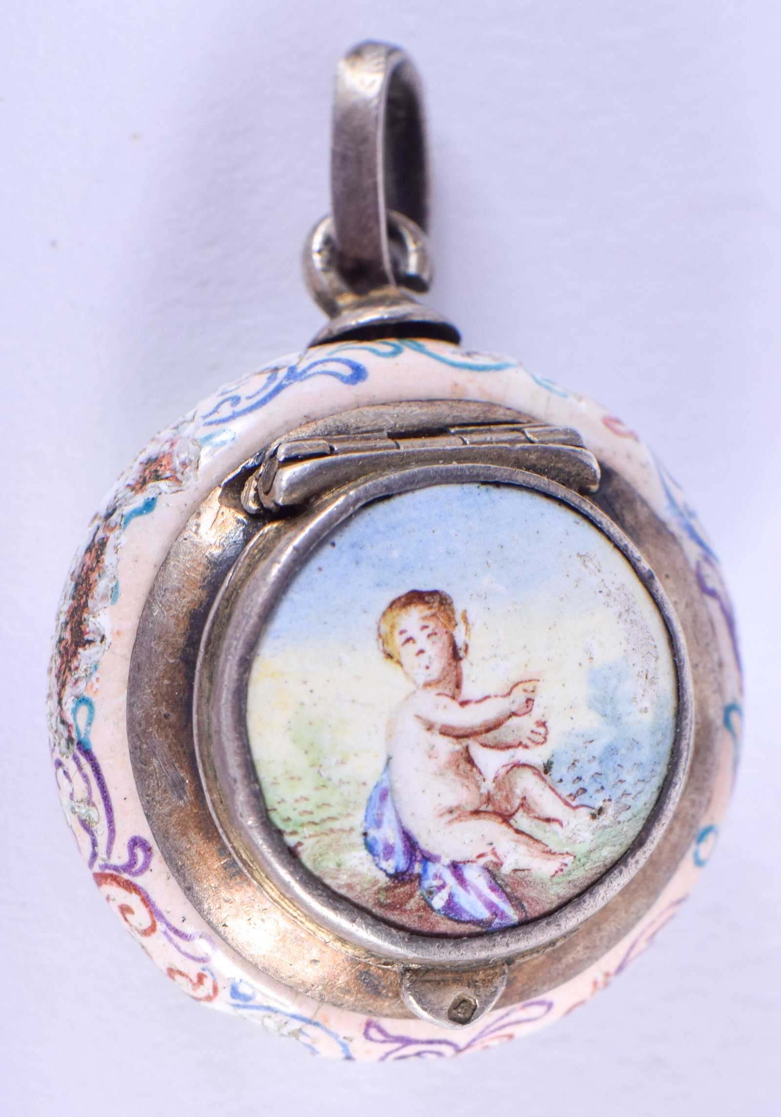 A RARE 18TH/19TH CENTURY VIENNESE ENAMEL VINIAGRETTE. 2: A RARE 18TH/19TH CENTURY VIENNESE ENAMEL VINIAGRETTE. 2 cm wide.