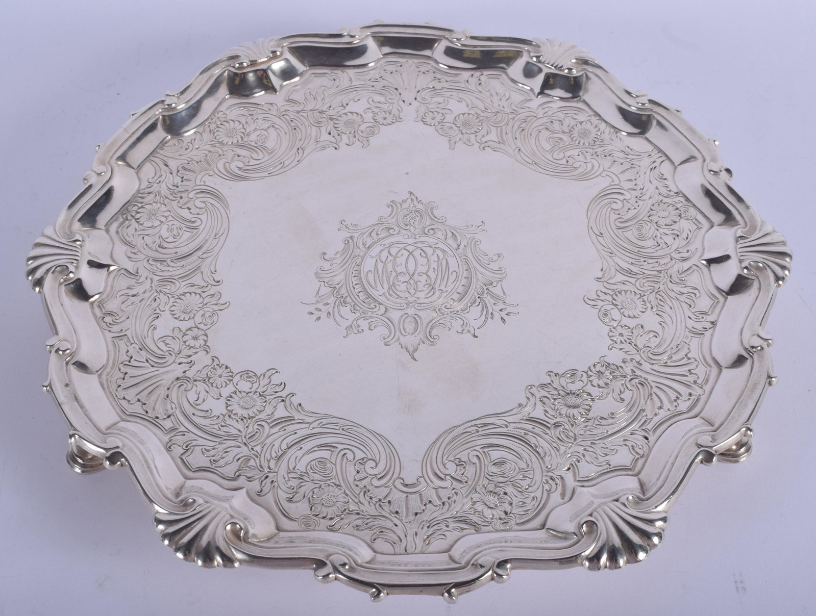 A FINE MID 18TH CENTURY SILVER SCALLOPED SALVER C1749: A FINE MID 18TH CENTURY SILVER SCALLOPED SALVER C1749 by John Robertson. 884 grams. 29 cm wide.