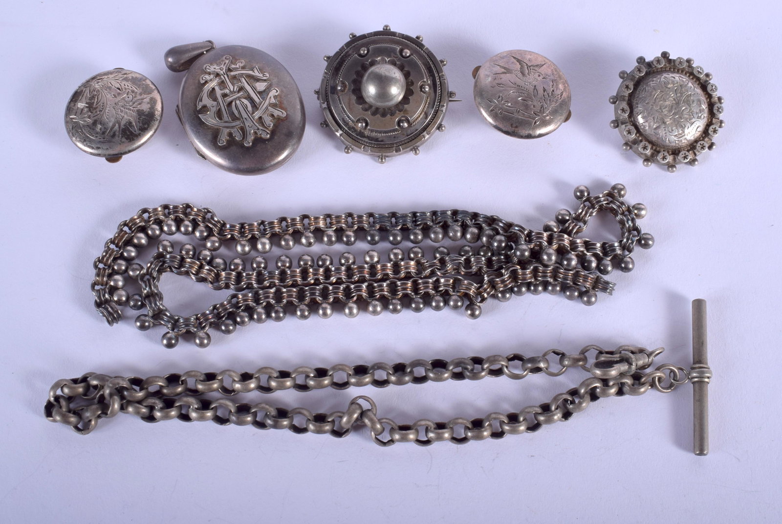 VARIOUS ANTIQUE JEWELLERY including silver locket: VARIOUS ANTIQUE JEWELLERY including silver lockets. (7)