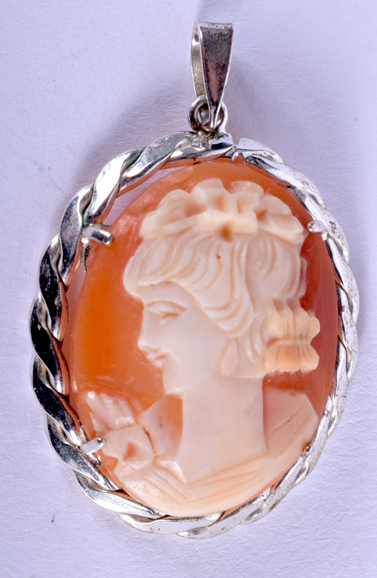 A SILVER MOUNTED CAMEO PENDANT. 3 cm x 2.5 cm. (1 of 2)