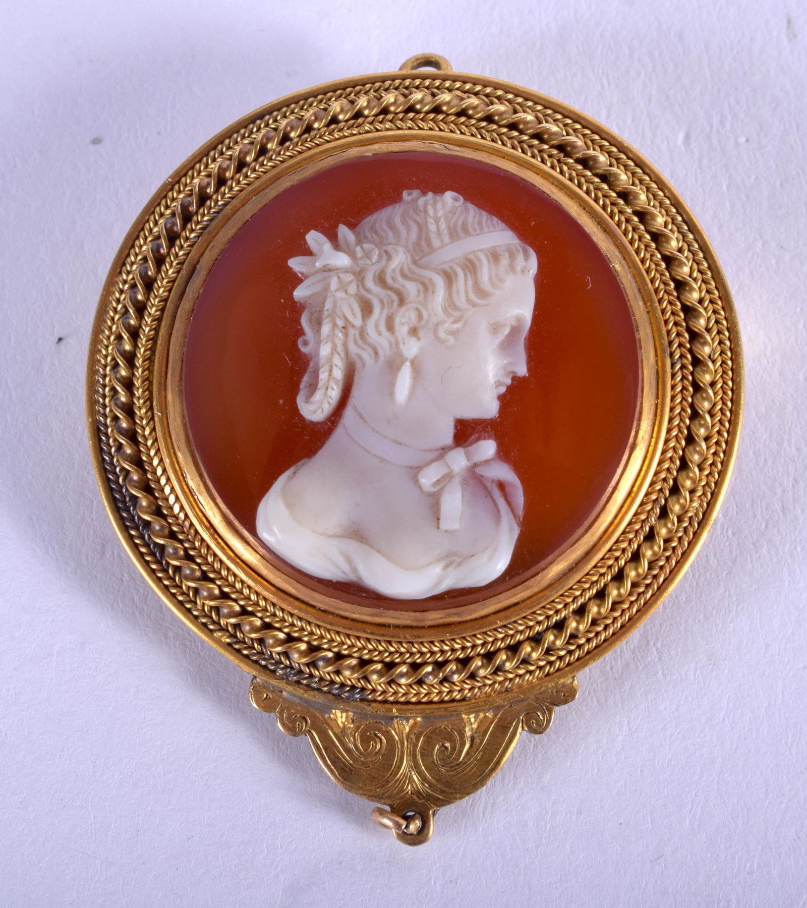 AN ANTIQUE GOLD CAMEO PRESENTATION BROOCH. 10.8 g (1 of 3)
