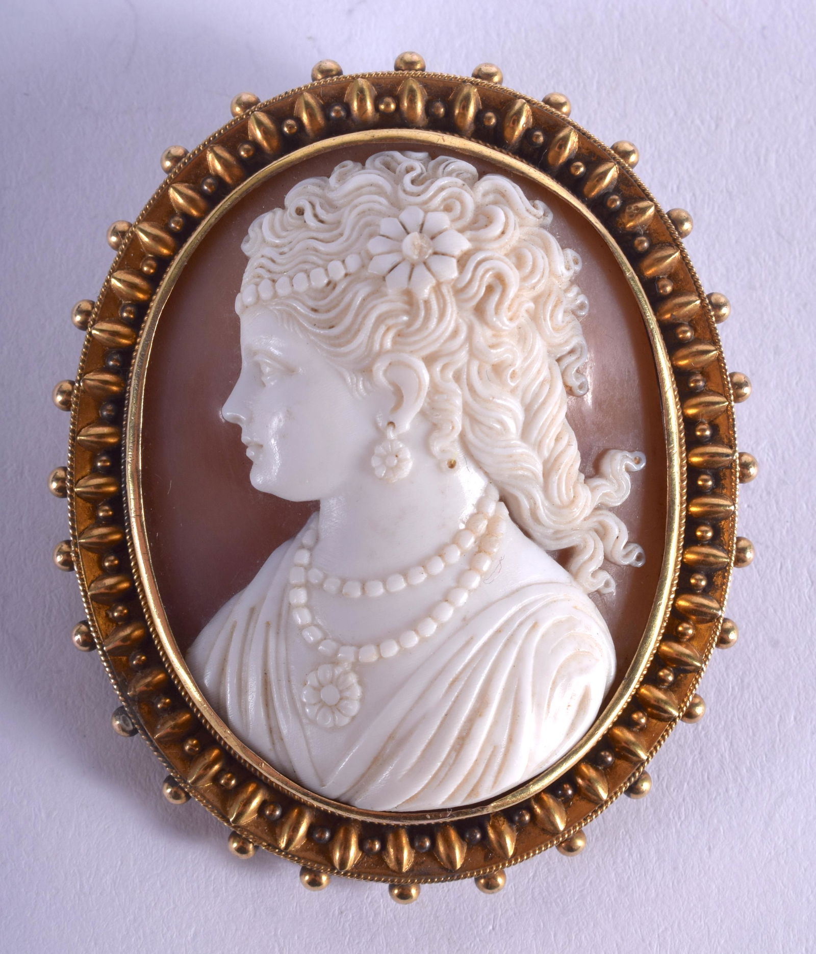 A FINE ANTIQUE GOLD CAMEO BROOCH. 20.5 grams. 4.5 (1 of 2)