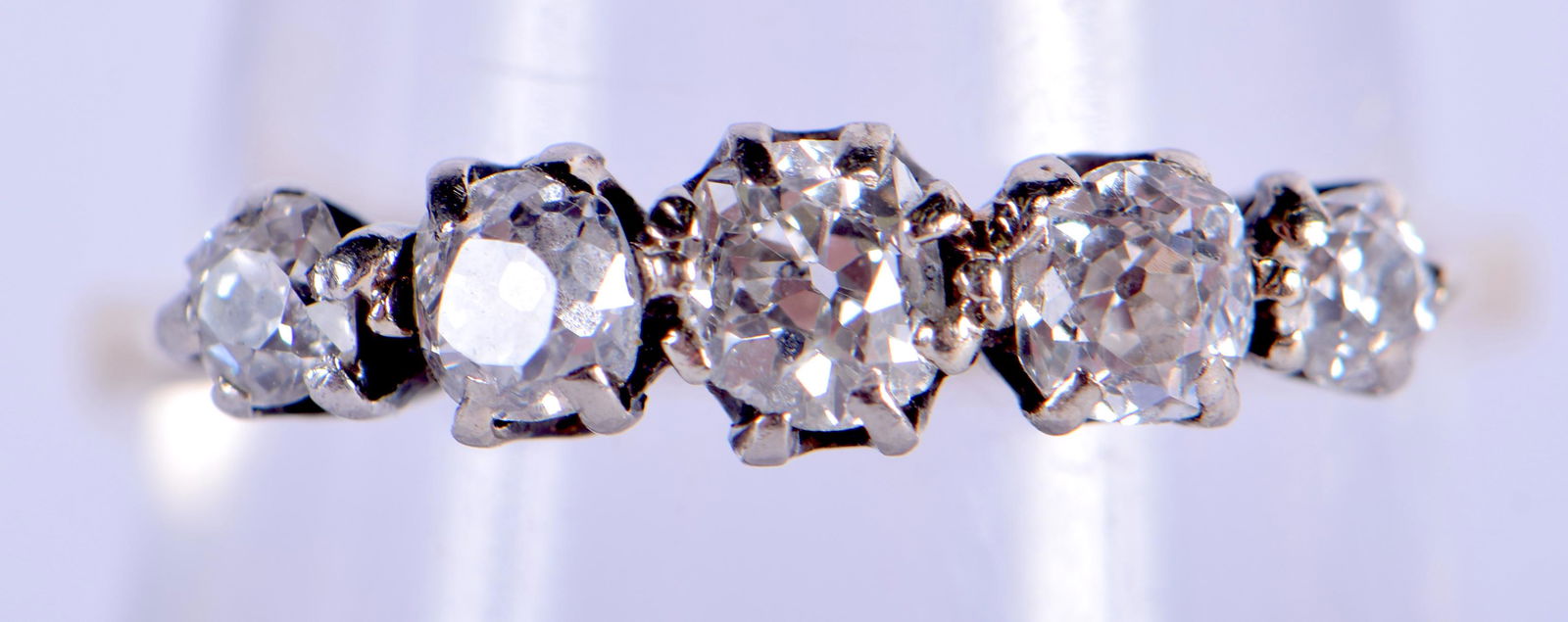 AN ANTIQUE 18CT GOLD AND DIAMOND RING. 2.2 grams. (1 of 3)