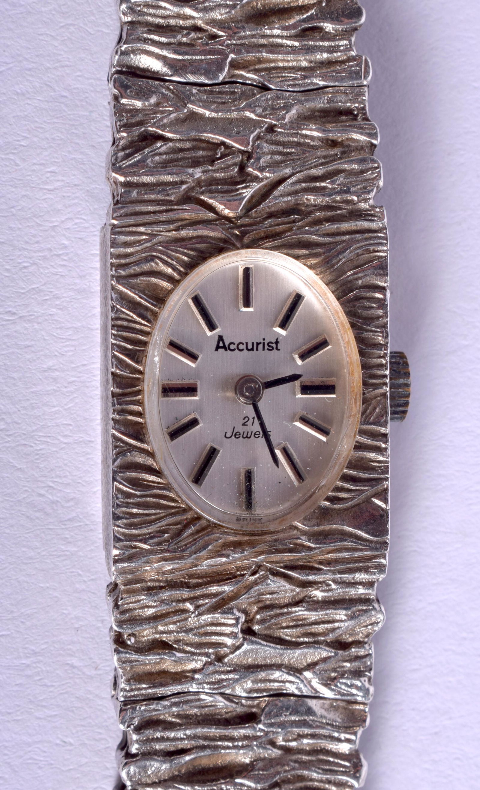 A BOXED VINTAGE ACCURIST WRISTWATCH. 1.75 cm wide (1 of 3)