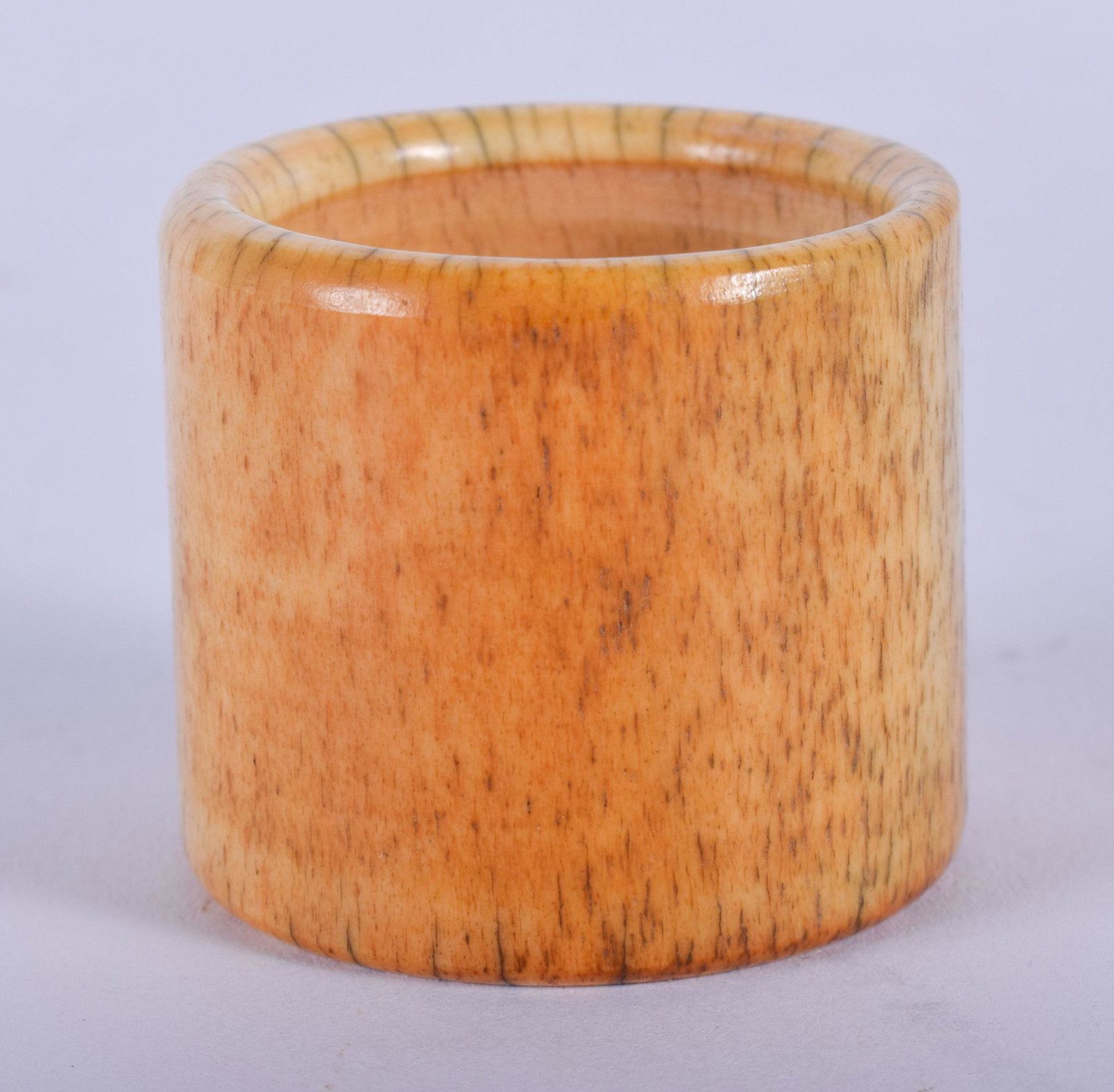 AN UNUSUAL CHINESE IMITATION bone PORCELAIN ARCHE: AN UNUSUAL CHINESE IMITATION bone PORCELAIN ARCHERS RING probably late Qing. 3 cm wide.
