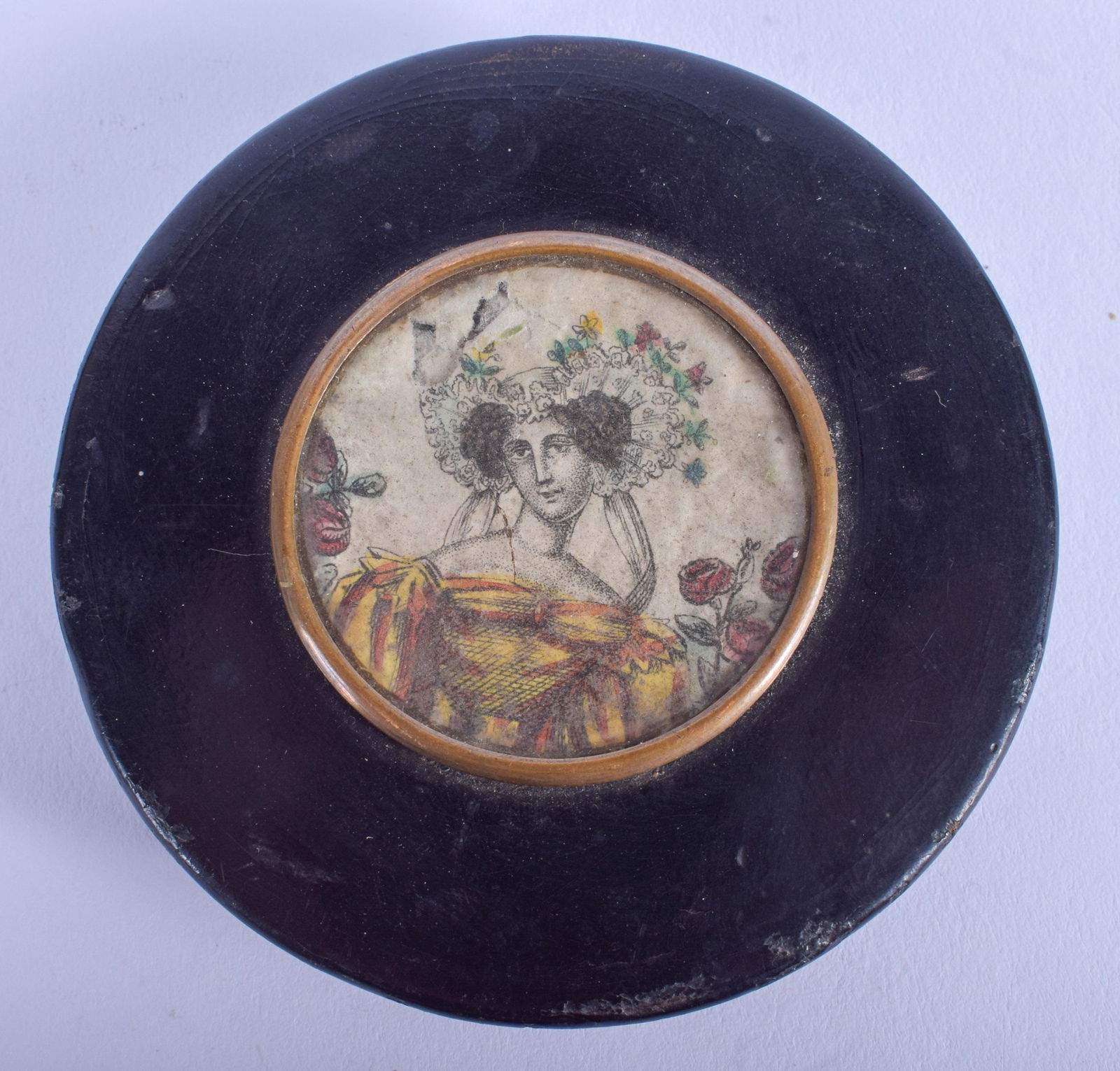 AN ANTIQUE PAPIER MACHE SNUFF BOX. 6.5 cm diameter.: AN ANTIQUE PAPIER MACHE SNUFF BOX. 6.5 cm diameter.