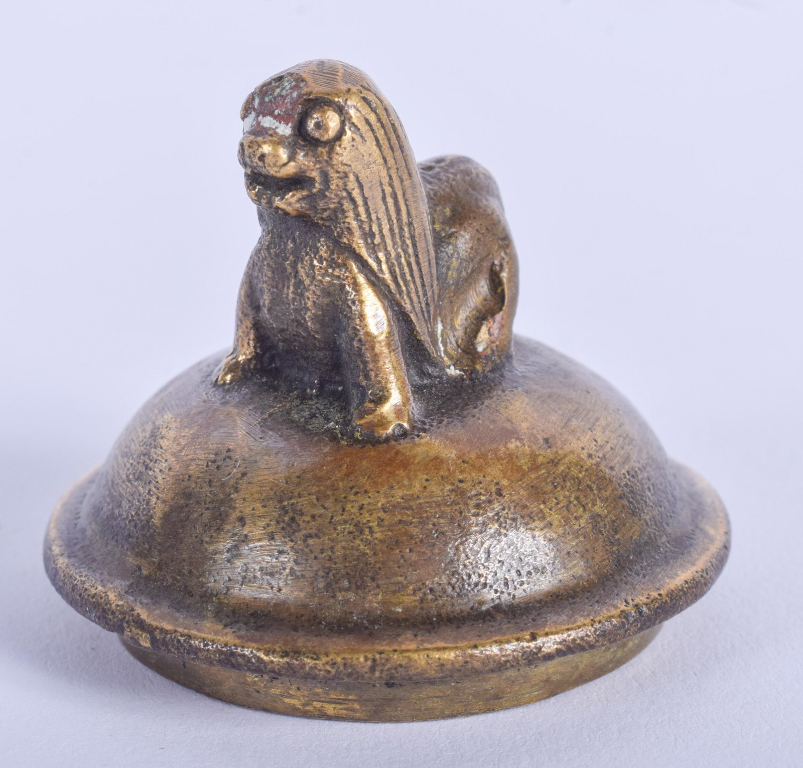 A 17TH/18TH CENTURY ASIAN MIDDLE EASTERN BRONZE LID. 4: A 17TH/18TH CENTURY ASIAN MIDDLE EASTERN BRONZE LID. 4 cm x 3 cm.