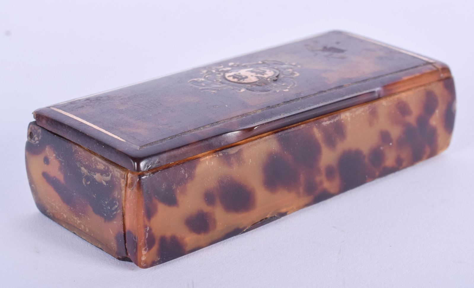 A LATE REGENCY TORTOISESHELL AND GOLD SNUFF BOX. 8 cm x: A LATE REGENCY TORTOISESHELL AND GOLD SNUFF BOX. 8 cm x 4 cm.