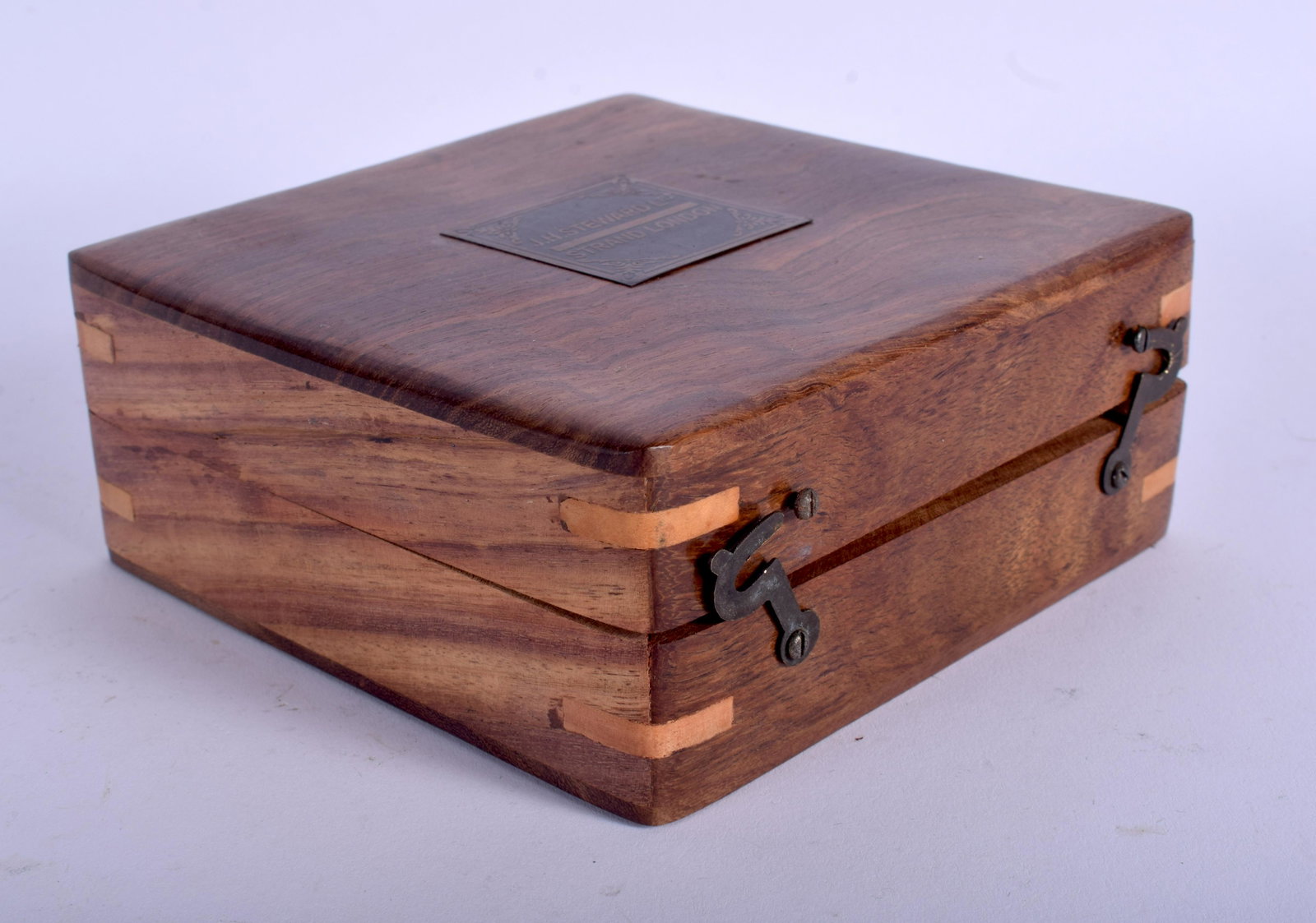 A BOXED COMPASS. 9 cm wide.: A BOXED COMPASS. 9 cm wide.