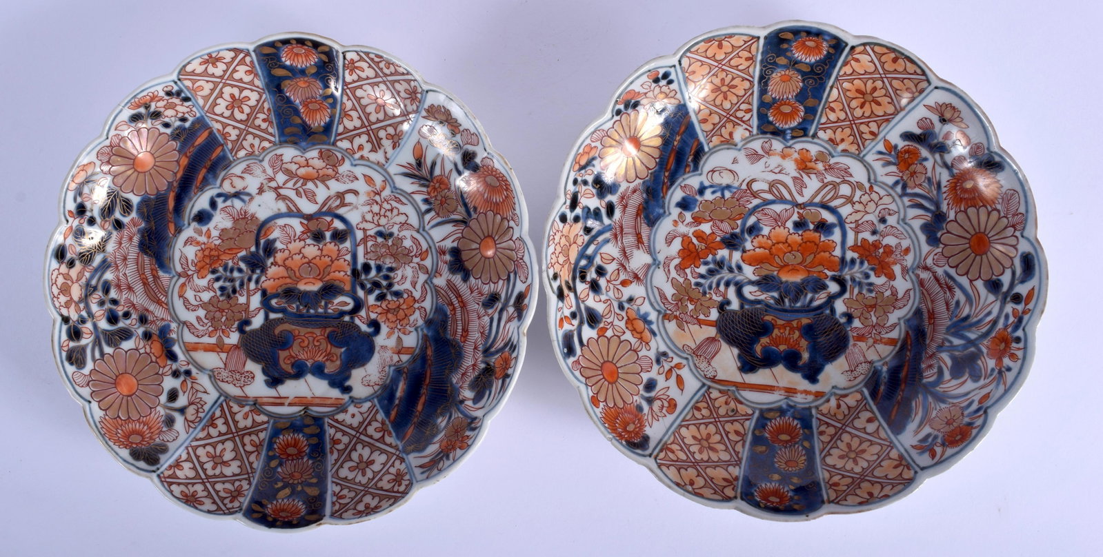 A PAIR OF 18TH CENTURY JAPANESE EDO PERIOD IMARI: A PAIR OF 18TH CENTURY JAPANESE EDO PERIOD IMARI SCALLOPED DISHES. 22 cm wide.