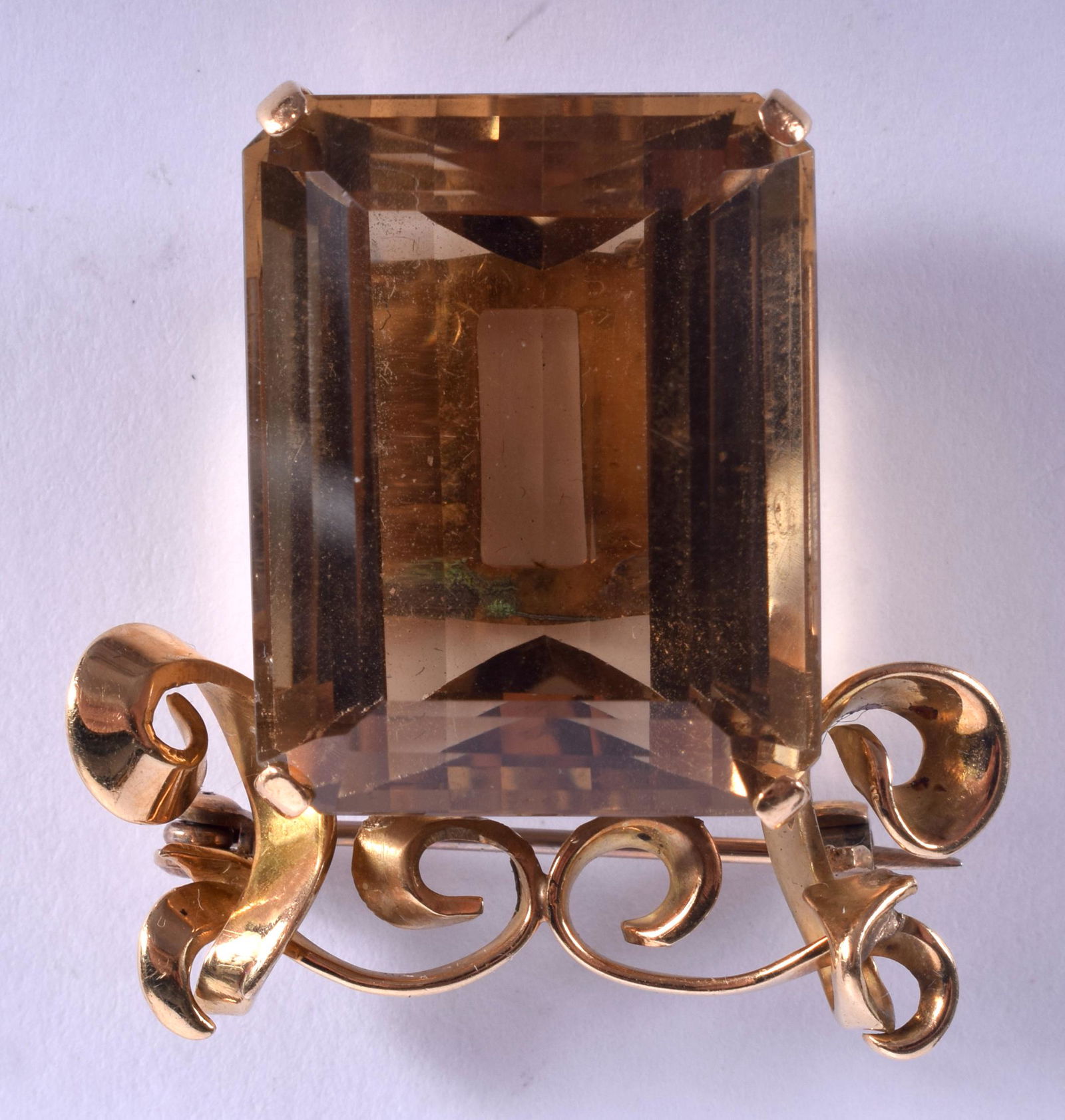 A LARGE VINTAGE GOLD BROOCH. 15.7 grams. 3 cm x 3.25 (1 of 2)