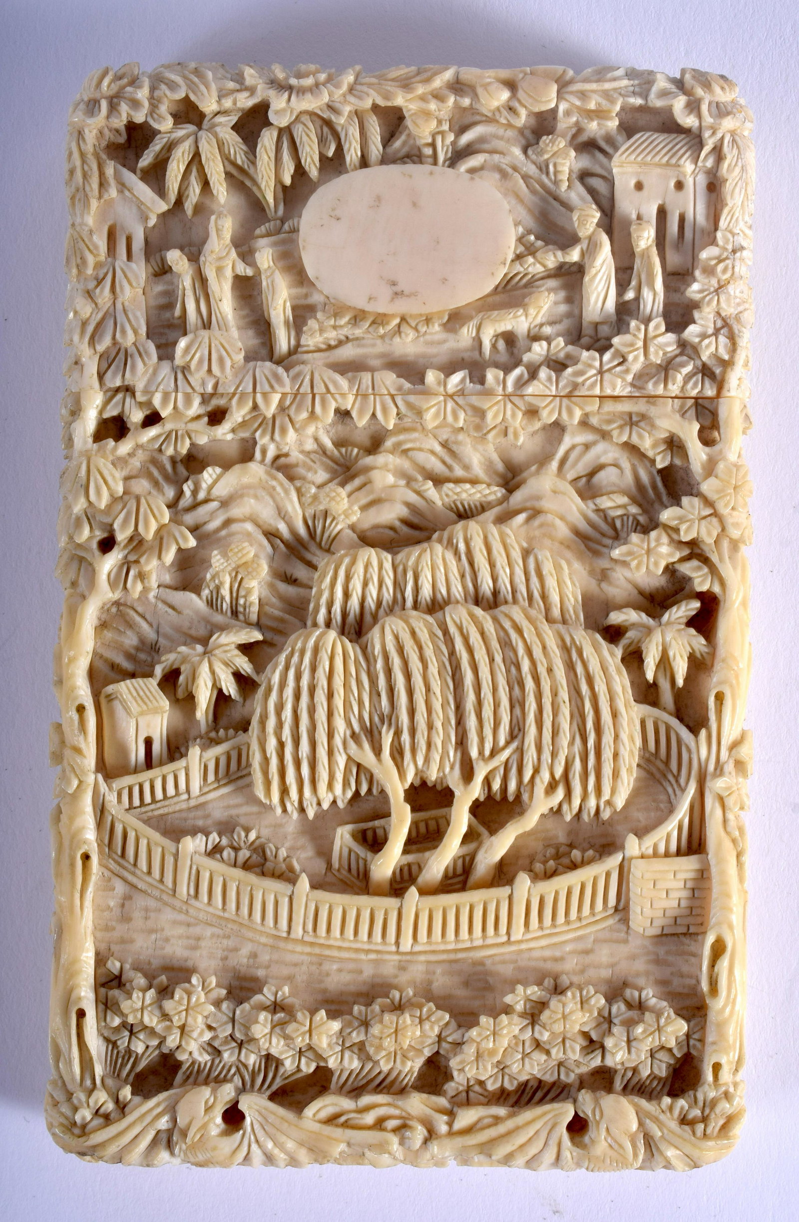 A VERY RARE 19TH CENTURY CHINESE EUROPEAN MARKET bone: A VERY RARE 19TH CENTURY CHINESE EUROPEAN MARKET bone CARD CASE Qing, House of Napoleon, decorated with Western figures within landscapes. 7 cm x 10.5 cm.
