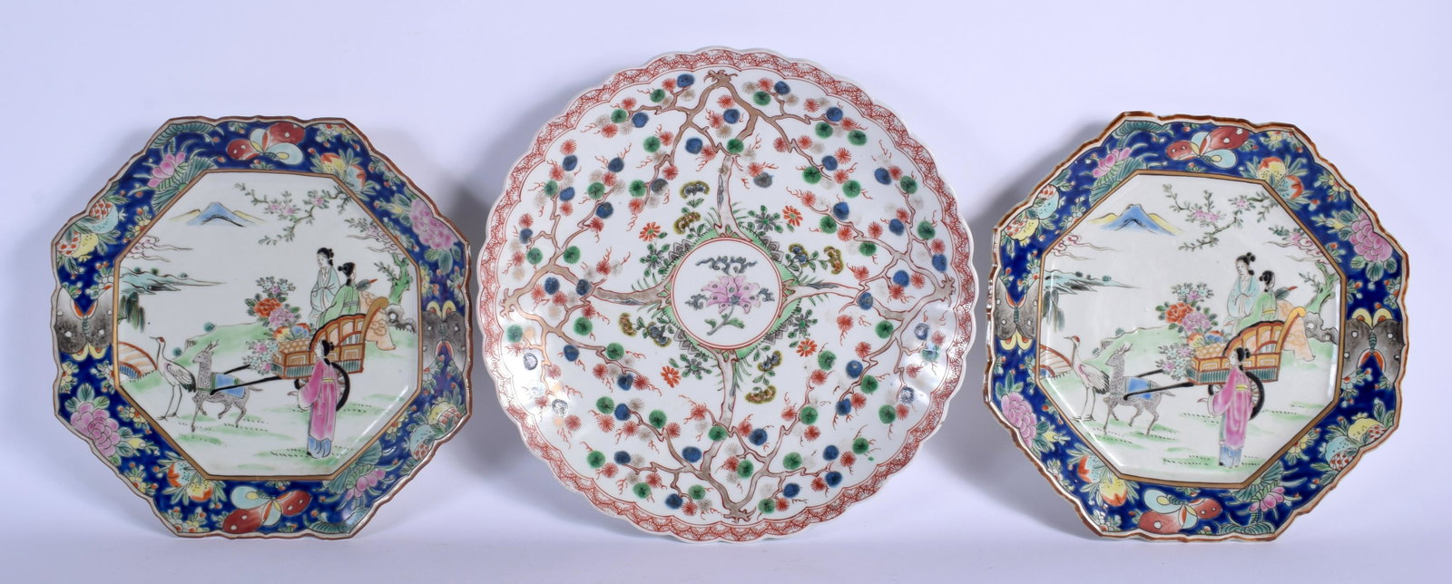 THREE EARLY 20TH CENTURY JAPANESE MEIJI PERIOD: THREE EARLY 20TH CENTURY JAPANESE MEIJI PERIOD PORCELAIN DISHES. 26.5 cm wide. (3)