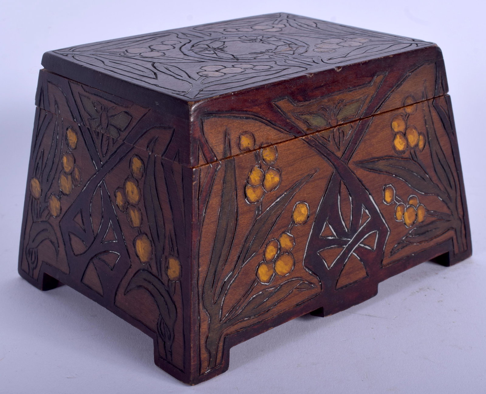 AN AUSTRIAN SECESSIONIST MOVEMENT CARVED WOOD CASKET: AN AUSTRIAN SECESSIONIST MOVEMENT CARVED WOOD CASKET decorated with flowers. 14 cm x 9 cm.