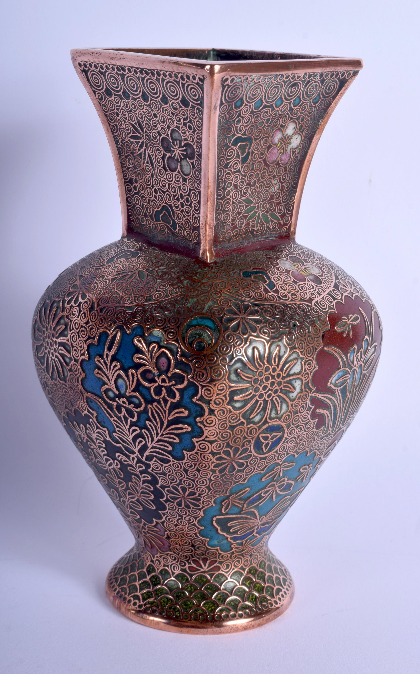 AN EARLY 20TH CENTURY JAPANESE MEIJI PERIOD MIXED METAL: AN EARLY 20TH CENTURY JAPANESE MEIJI PERIOD MIXED METAL VASE enamelled with foliage. 15 cm high.