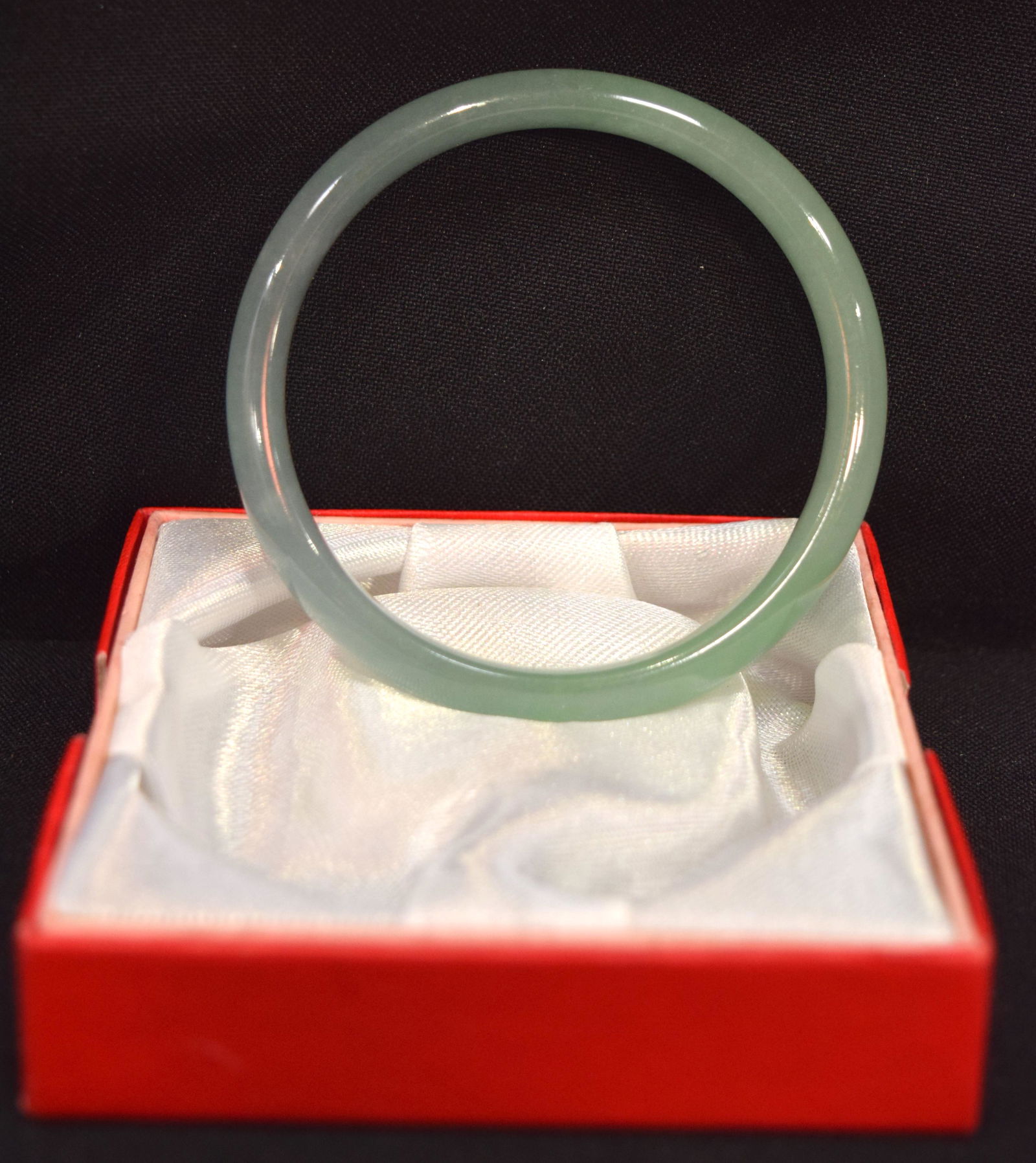 A Chinese jade bangle.  7.5cm (1 of 2)