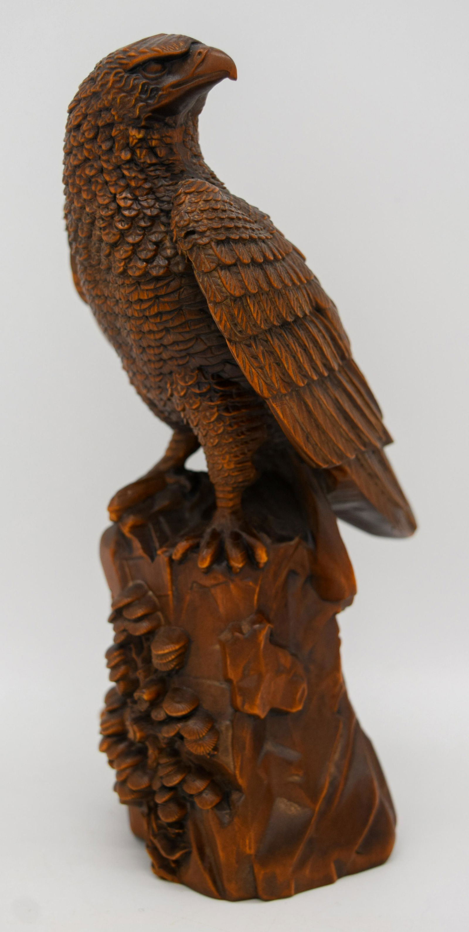 A small wood carving of an eagle 18cm: A small wood carving of an eagle 18cm