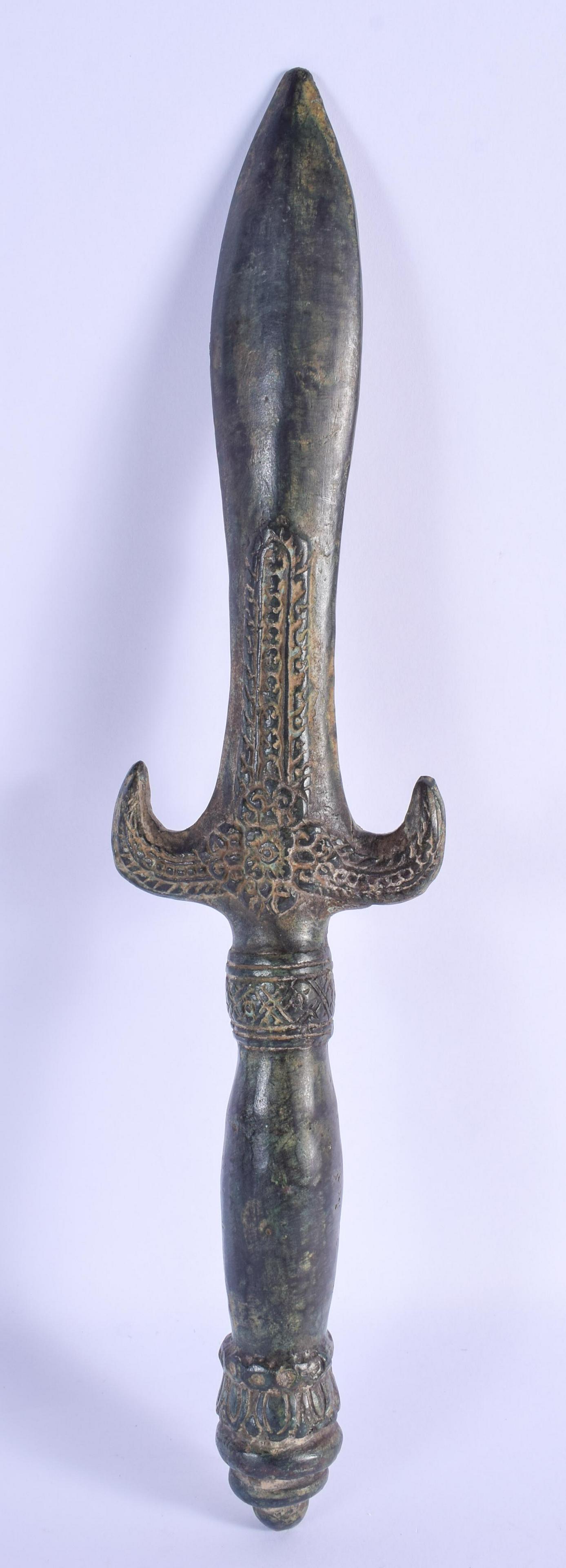 A MIDDLE EASTERN CONTINENTAL BRONZE SWORD After the: A MIDDLE EASTERN CONTINENTAL BRONZE SWORD After the Antiquity, embellished with foliage. 34 cm long.