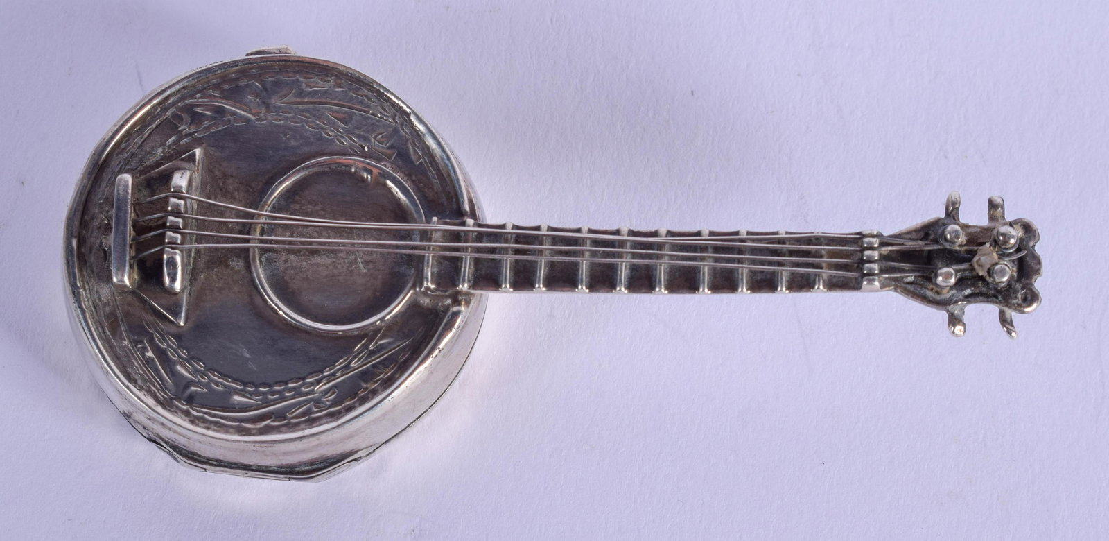A VINTAGE SILVER BANJO PILL BOX. 23 grams. 7 cm wide.: A VINTAGE SILVER BANJO PILL BOX. 23 grams. 7 cm wide.
